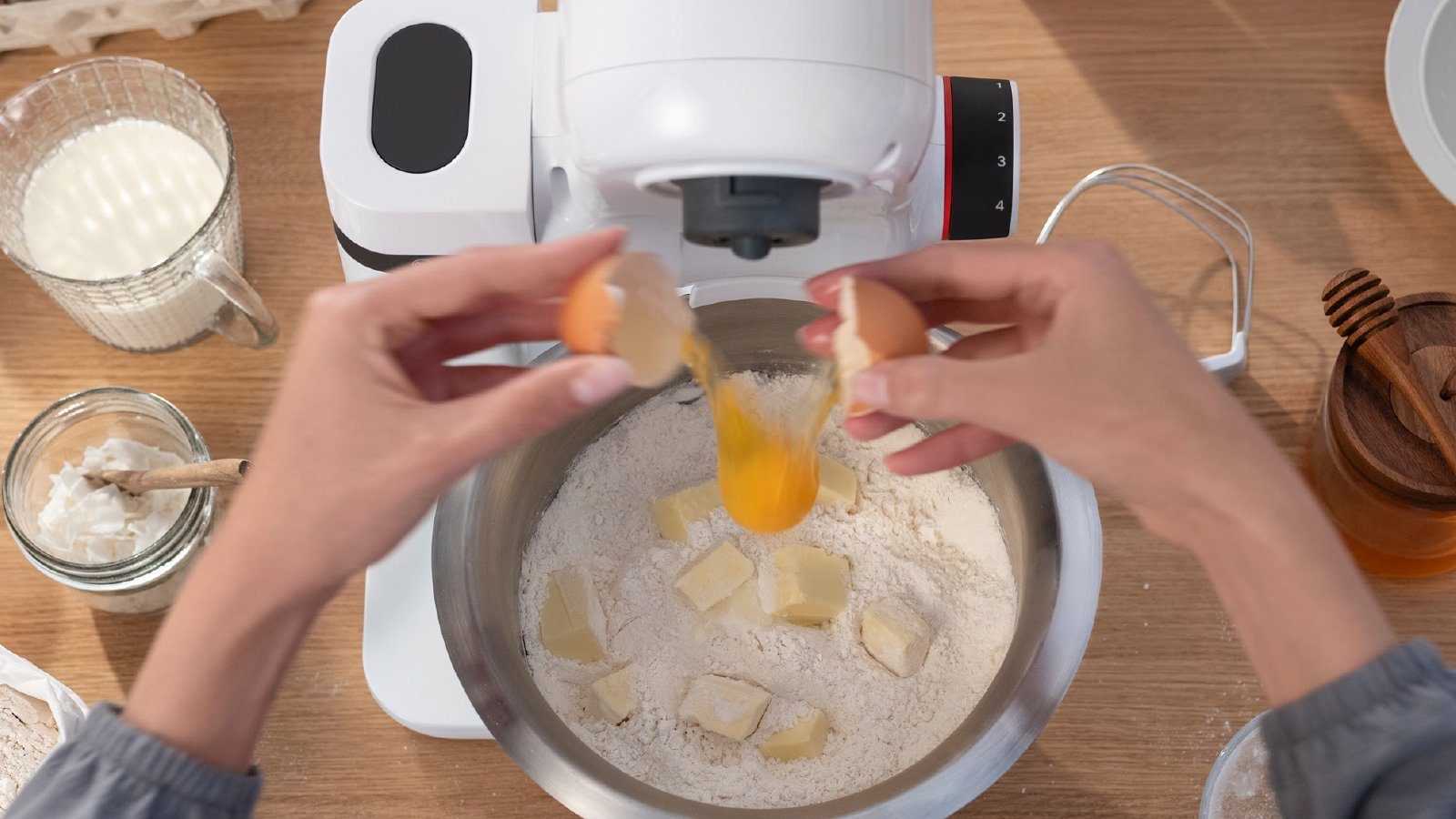 BOSCH Keukenmachine Serie 2 MUMS2EW01, roestvrijstalen kom, doorloopsnijder, deksel Planetair mengsysteem, kneedhaak/klopper/menghaak roestvrij staal, 4 niveaus, wit