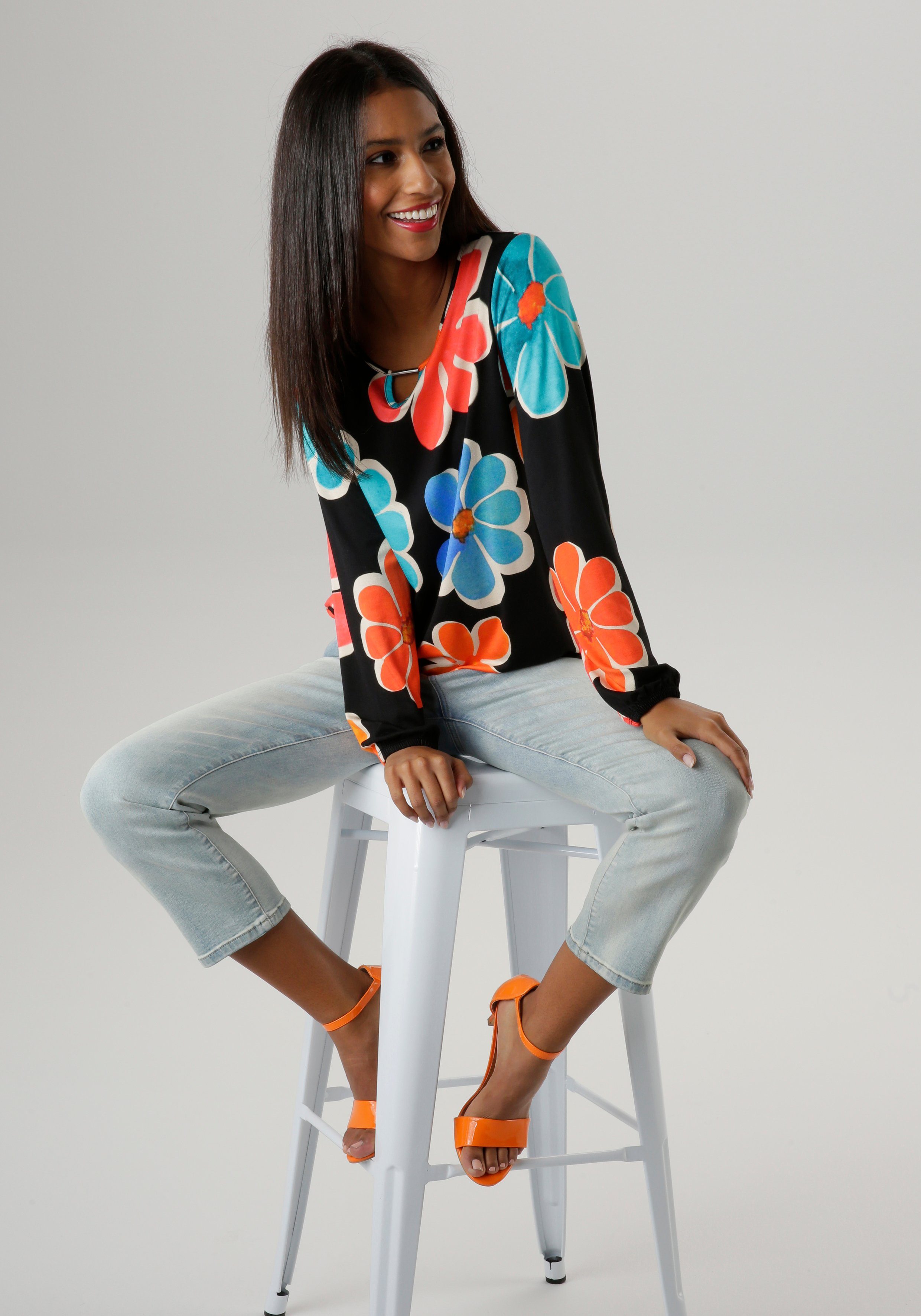 Aniston SELECTED Shirt met lange mouwen met cut-out en kleurrijke bloemenprint