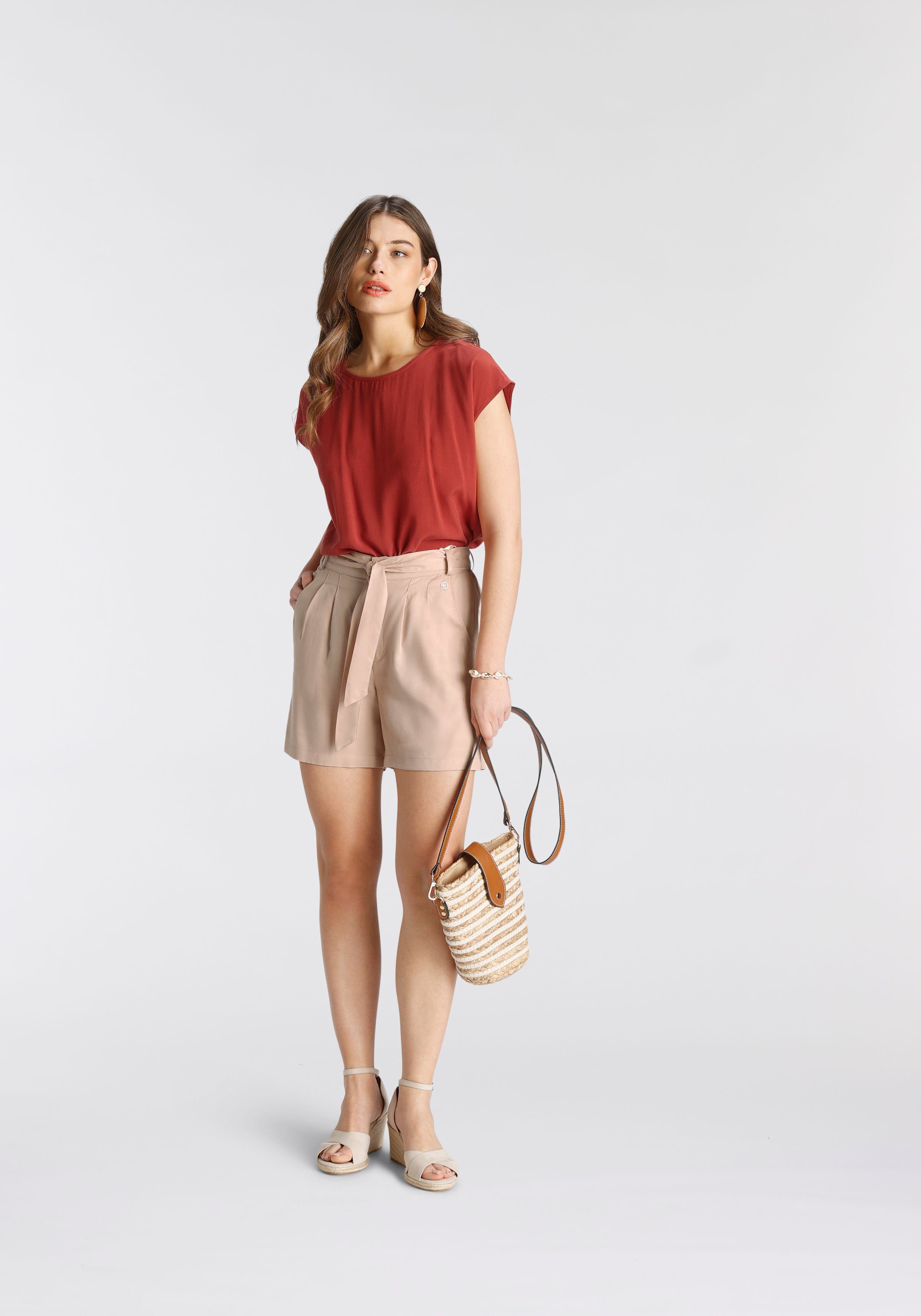 Tamaris Shirtblouse met een afgeronde zoom