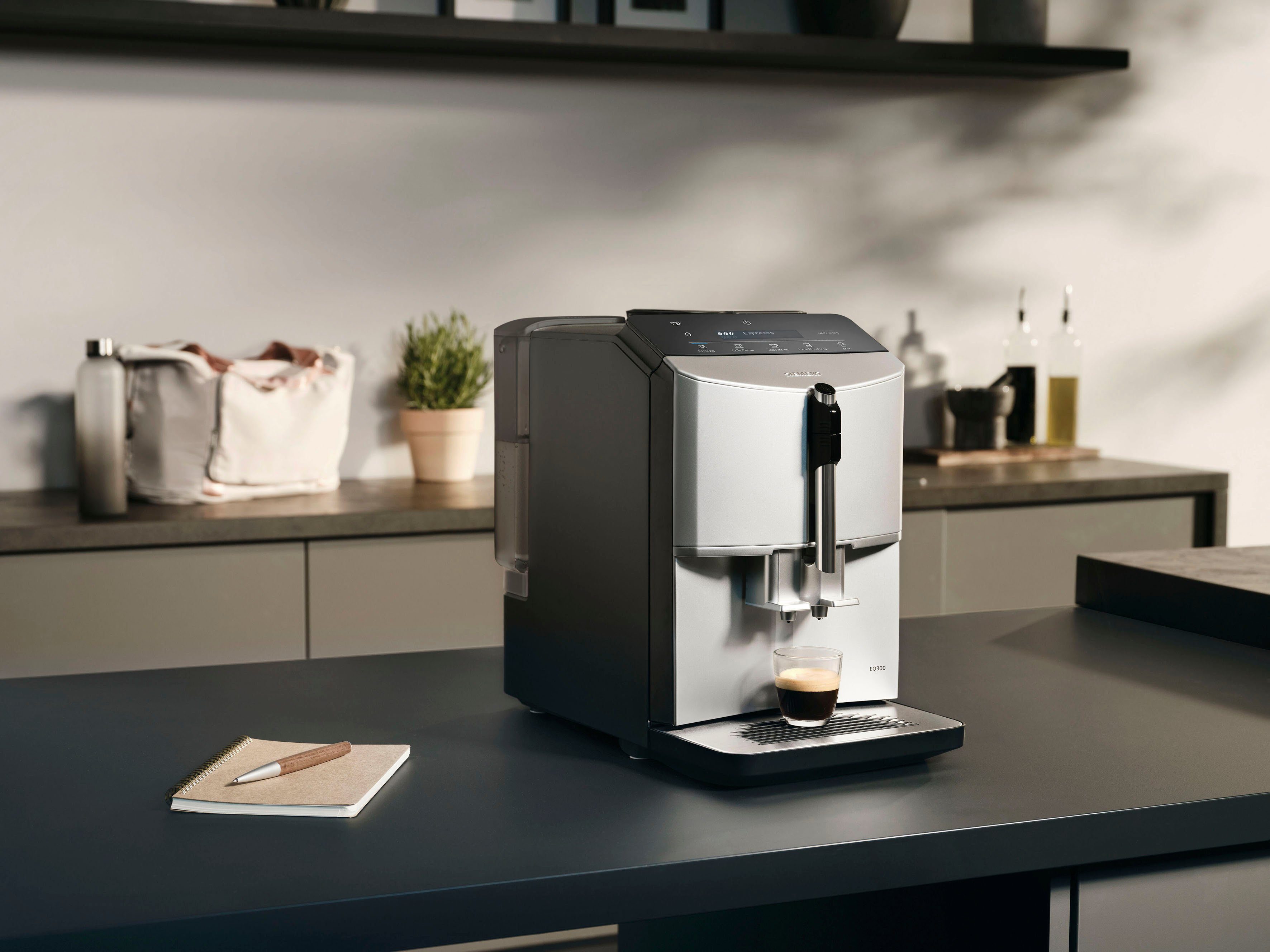 SIEMENS Volautomatisch koffiezetapparaat EQ300 TF303E01, vele koffiespecialiteiten, OneTouch-functie, gebruikersvriendelijk display, keramisch maalwerk, daylight zilver