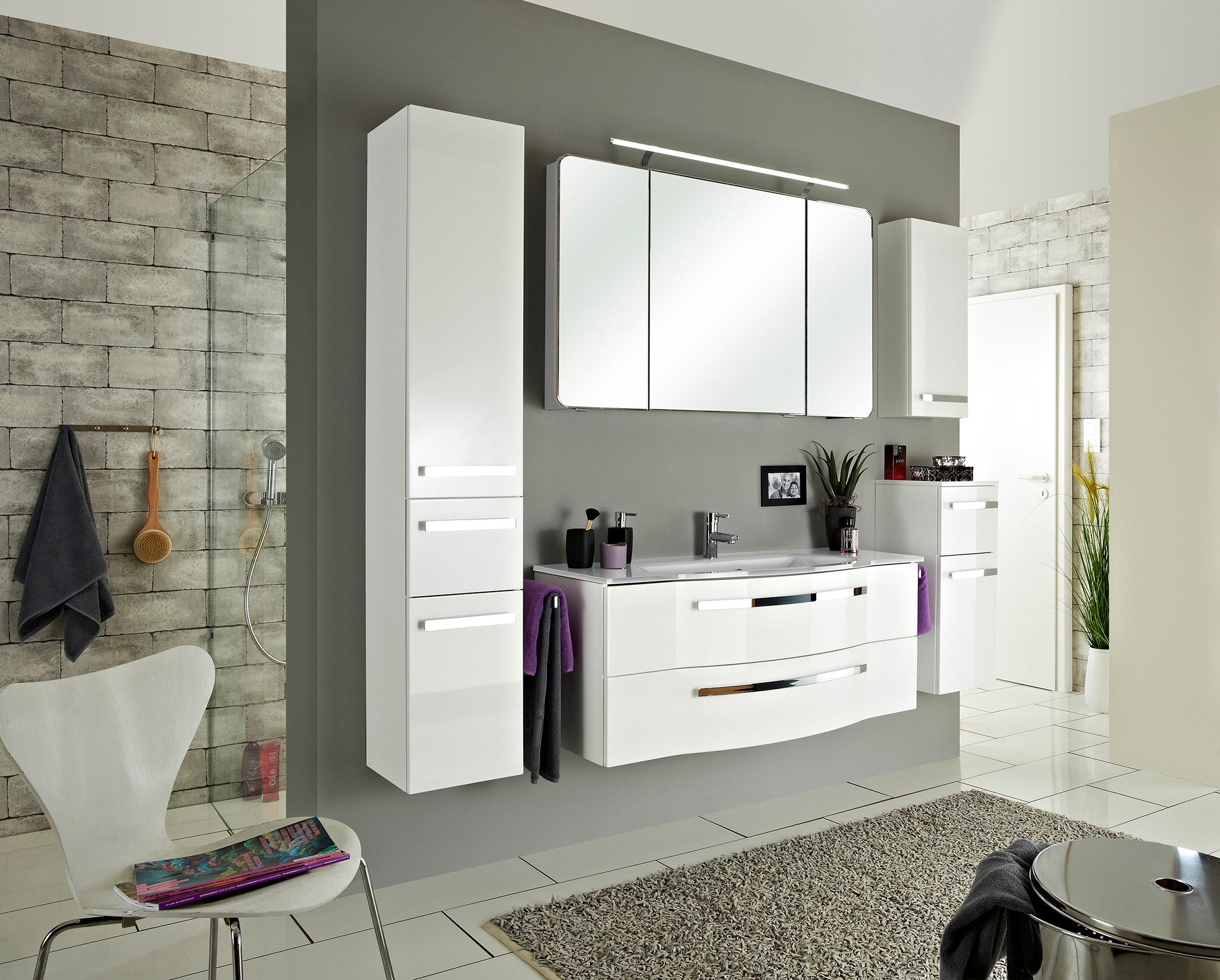 Saphir Hoge kast Serie 4005 badkamerkast 30 cm breed, met 2 deuren en 1 lade