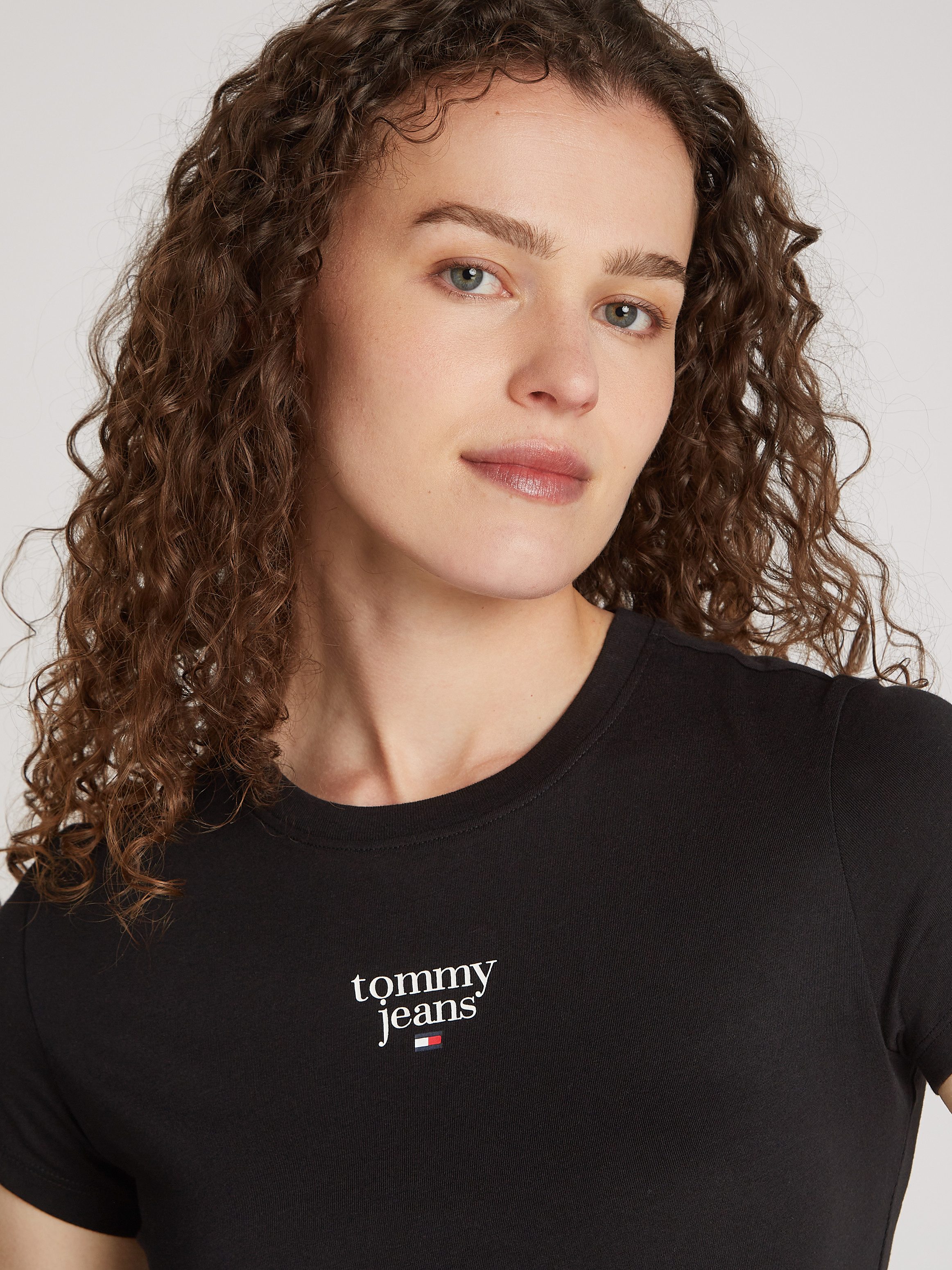 Tommy Jeans Curve T-shirt TJW SLIM ESSENTIAL LOGO1 TEE EXT in grote maten met logo-opschrift