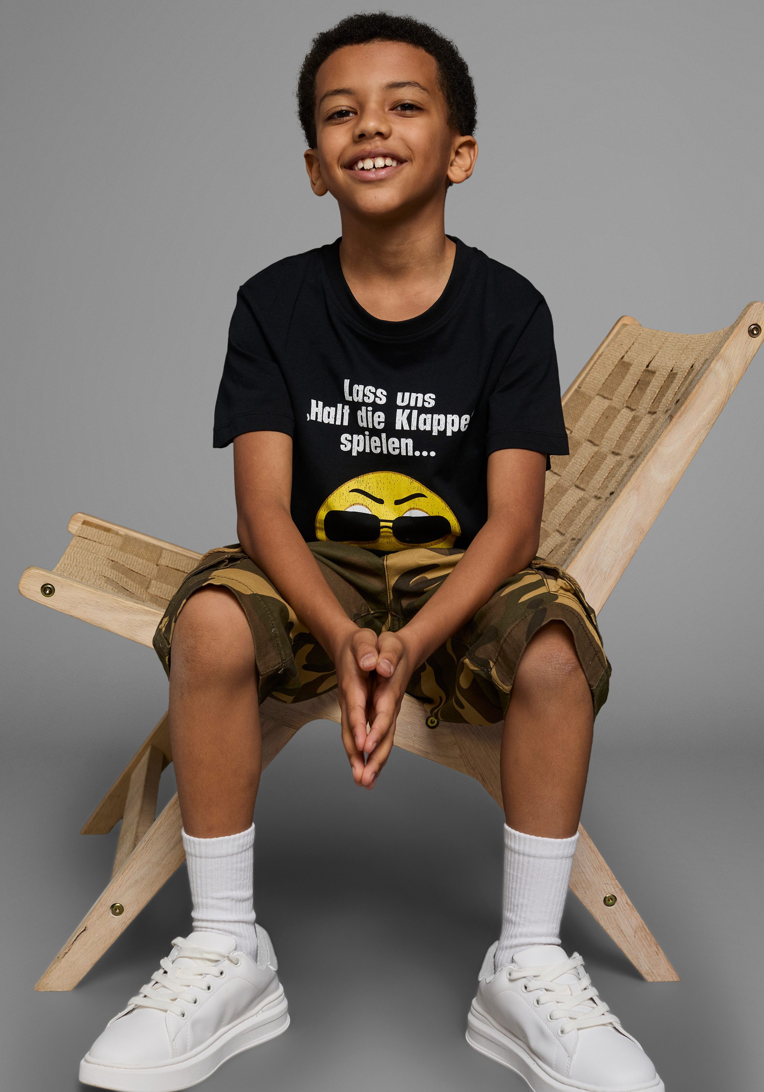 KIDSWORLD T-shirt Met spreuk: LASS UNS: HALT DIE KLAPPEN! SPELEN Korte mouwen, basic pasvorm, met trendy statements en slogans