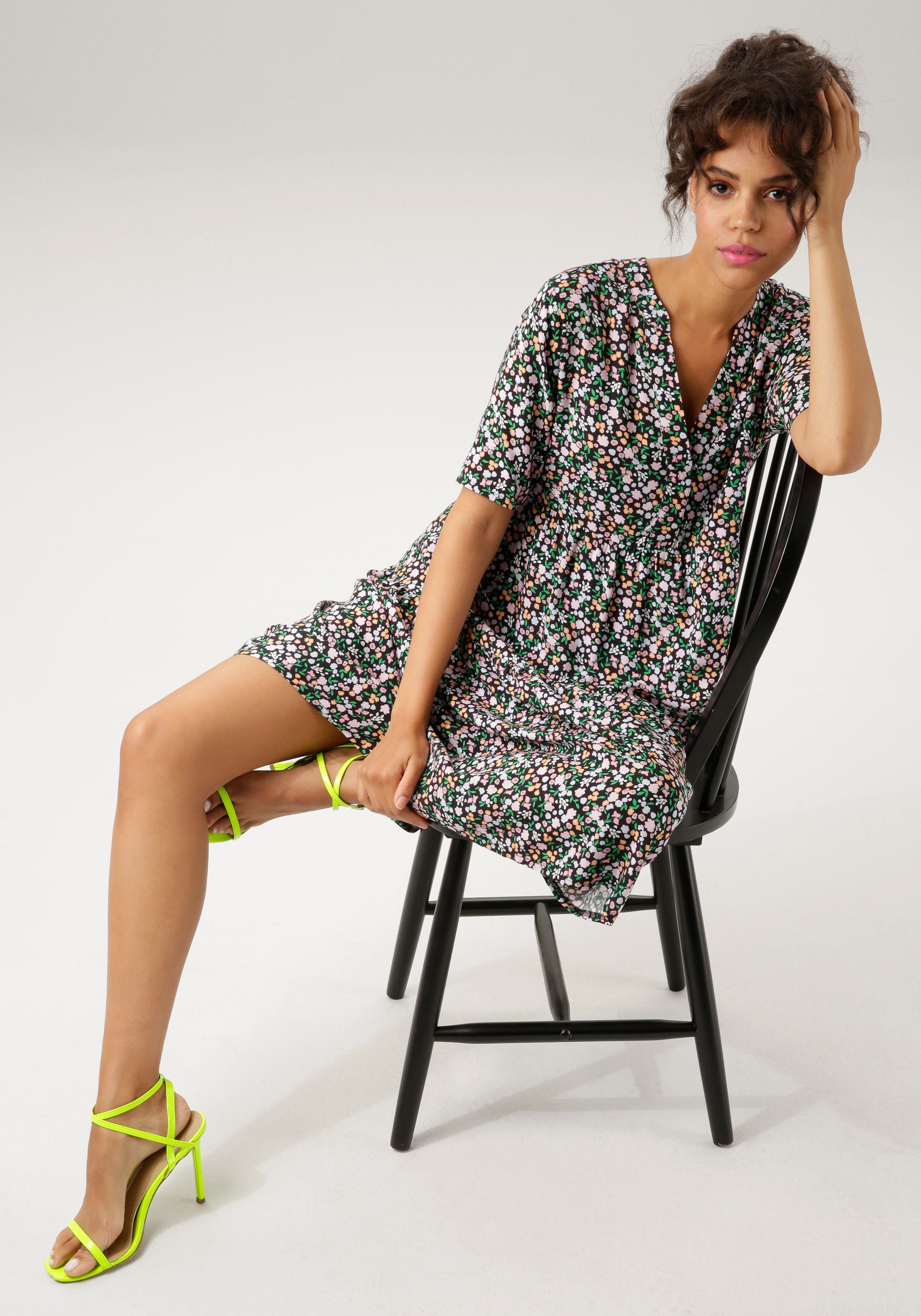 Aniston CASUAL Zomerjurk met kleurrijke minimalistische bloemenprint
