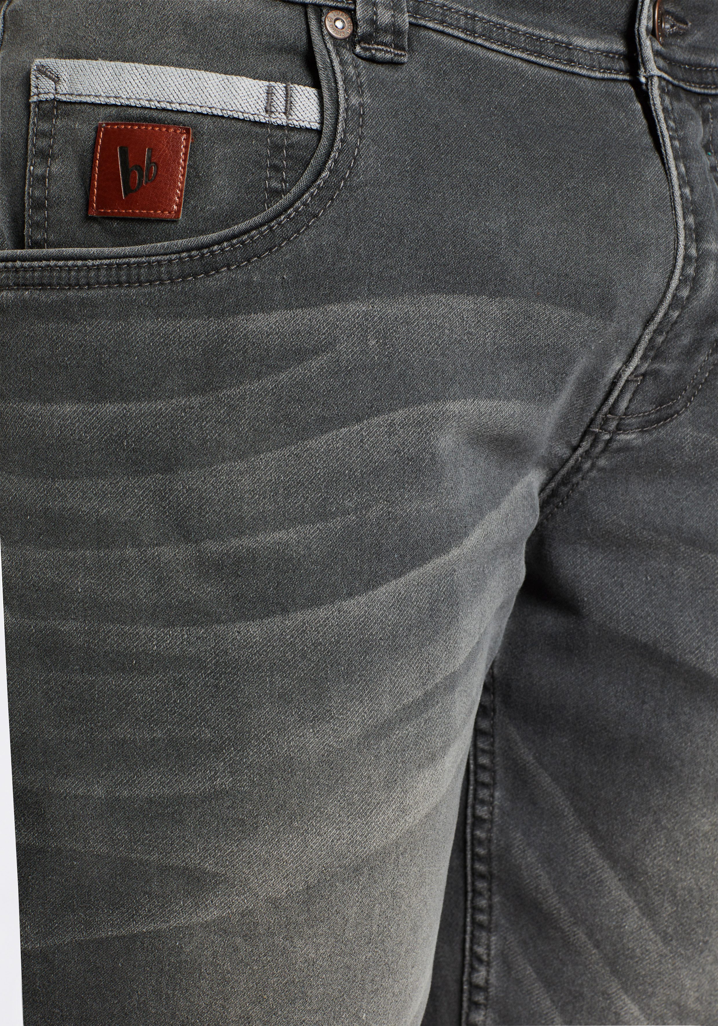 Bruno Banani Jeansshort comfortabele pasvorm rechte pasvorm met praktische zakken (set 2-delig Met band)