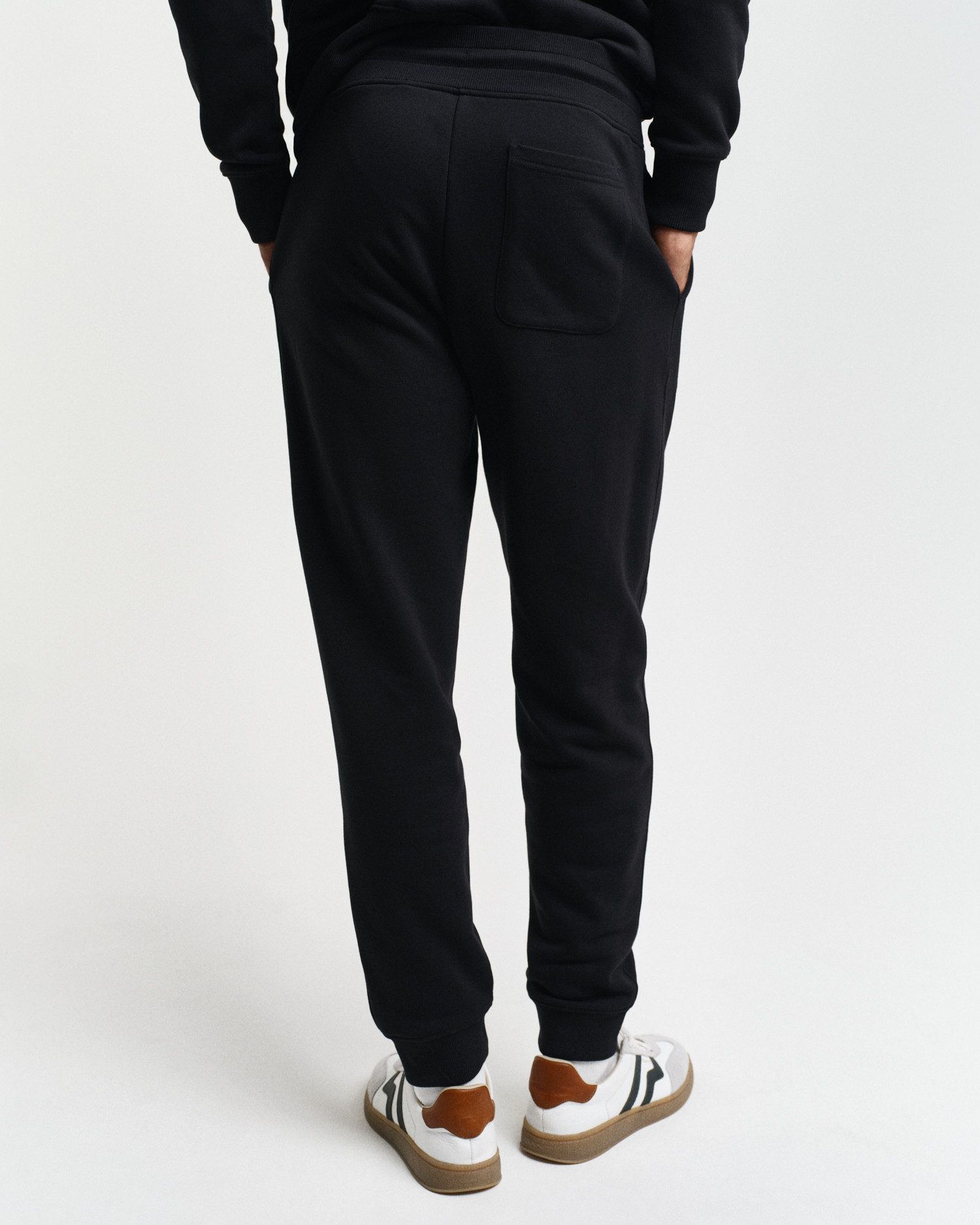 Gant Sweatbroek REG SHIELD SWEATPANTS met logo-borduurwerk onder de boord