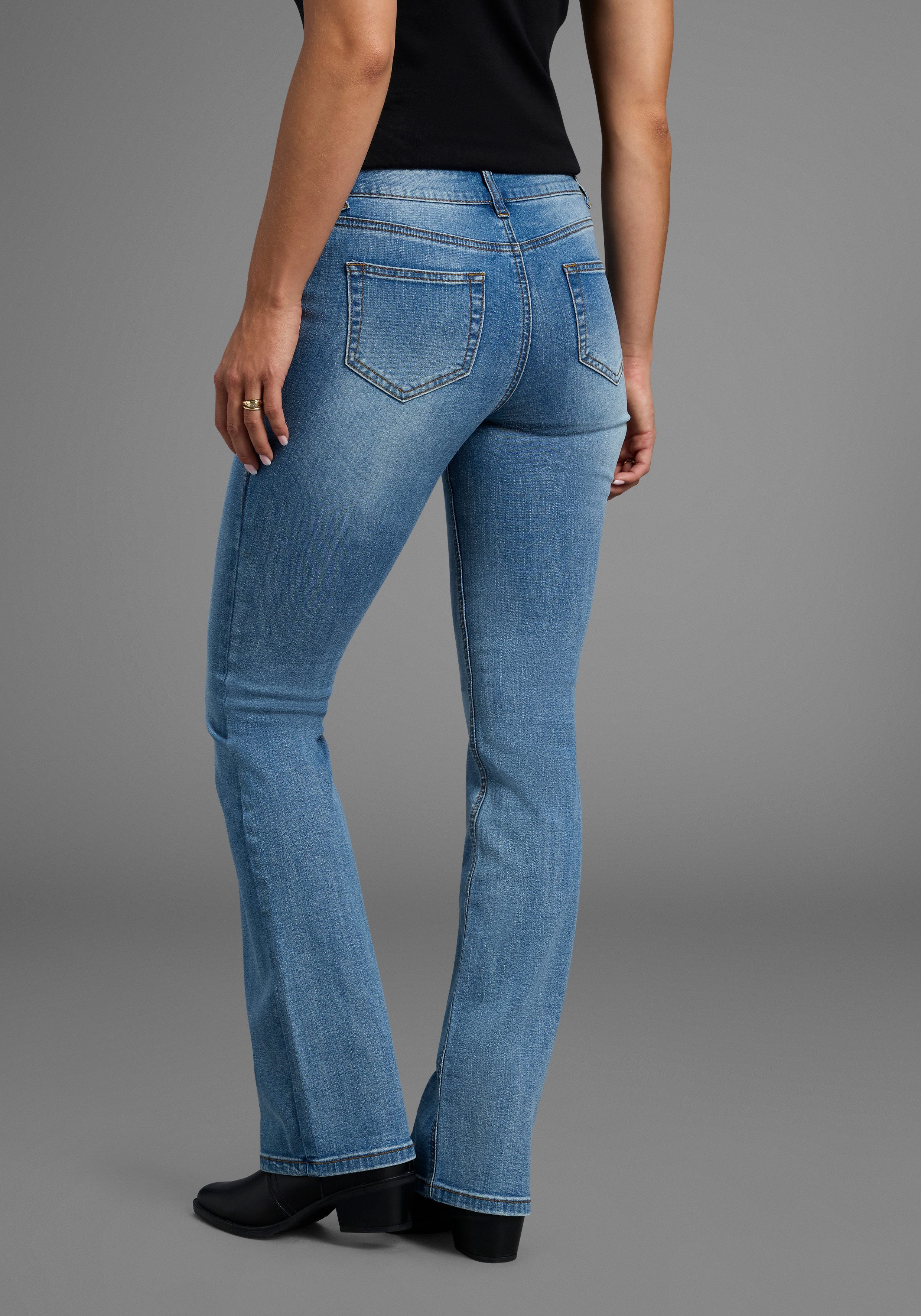 Arizona Bootcut jeans Met geren uitlopende pasvorm, lage taille, elastisch materiaal