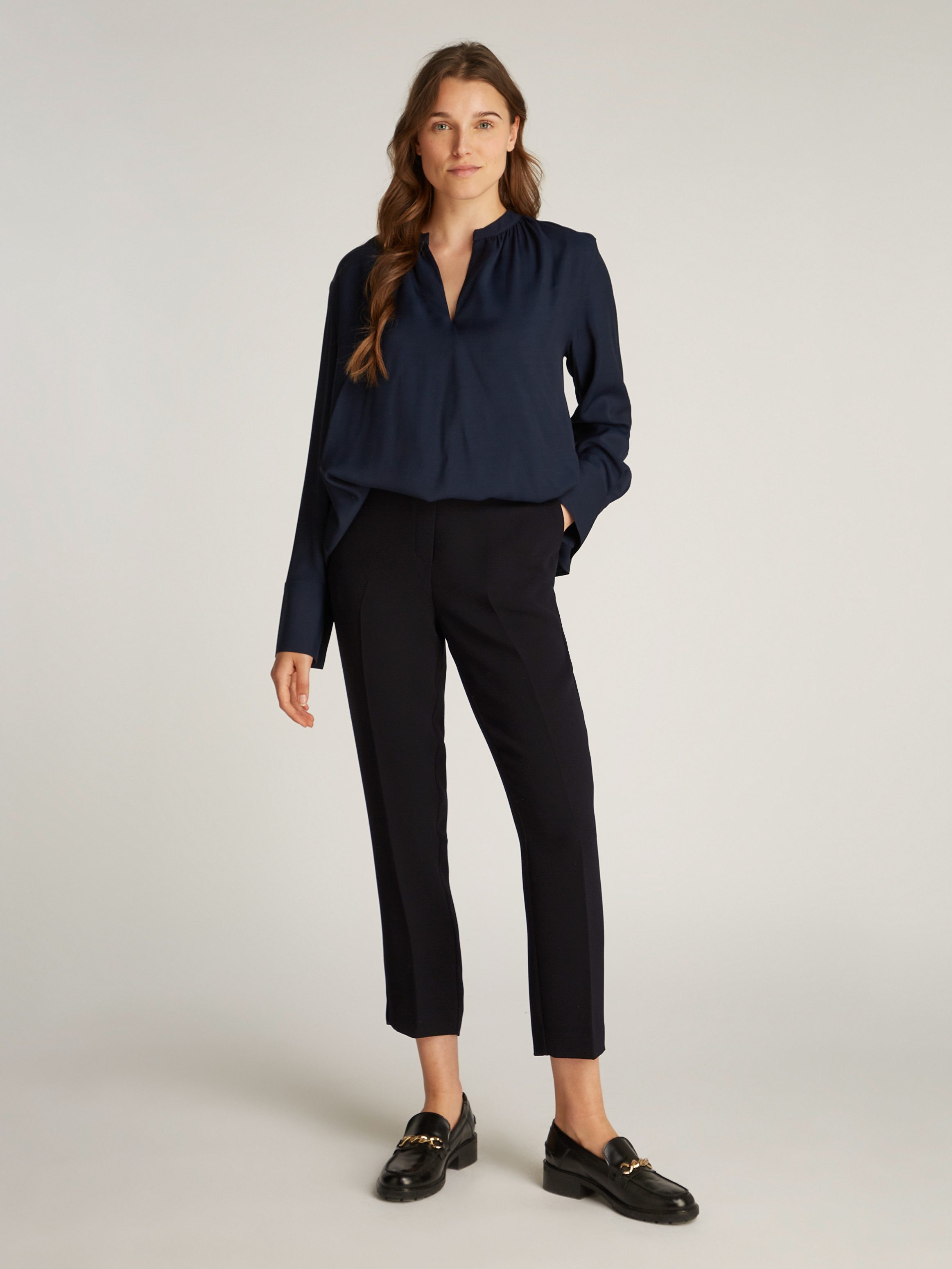 Tommy Hilfiger Geweven broek CREPE SLIM PULL ON PANT met metalen label, strijkvouwen
