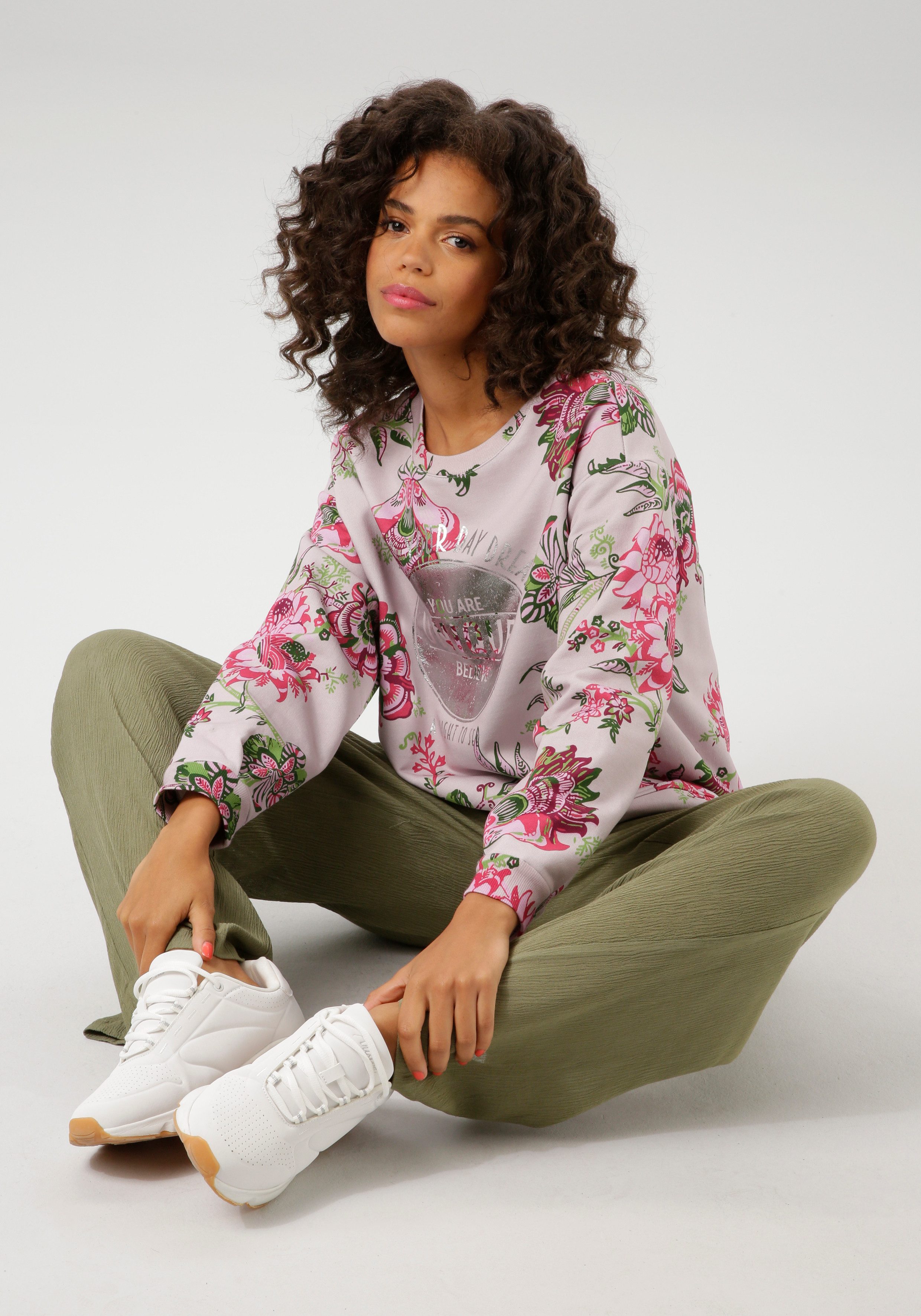 Aniston CASUAL Sweatshirt in extravagante bloemenprint met folieprint - nieuwe collectie
