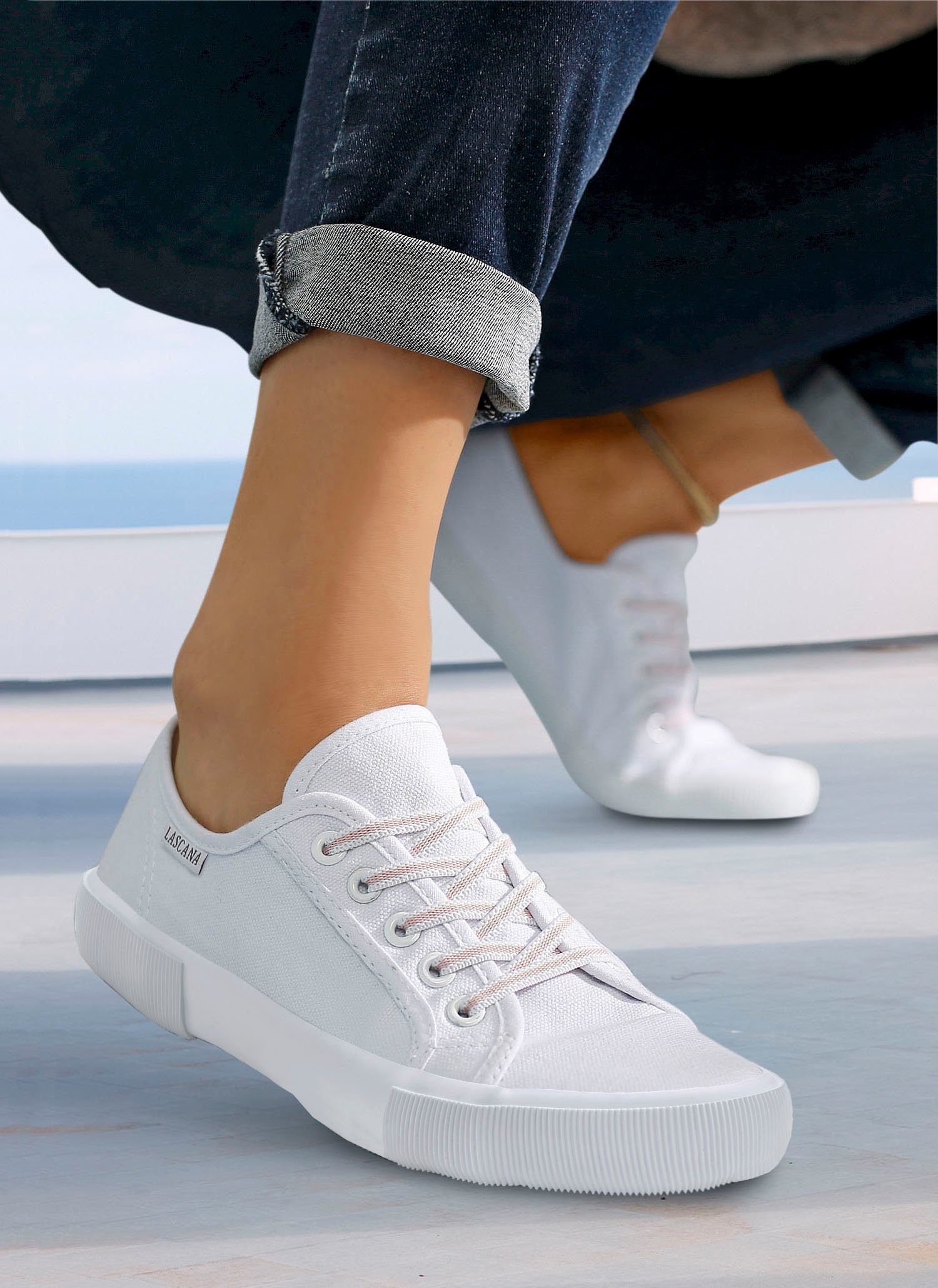 Lascana Sneakers Sneaker, veterschoen, vrijetijdsschoen om in te stappen met elastische veters vegan