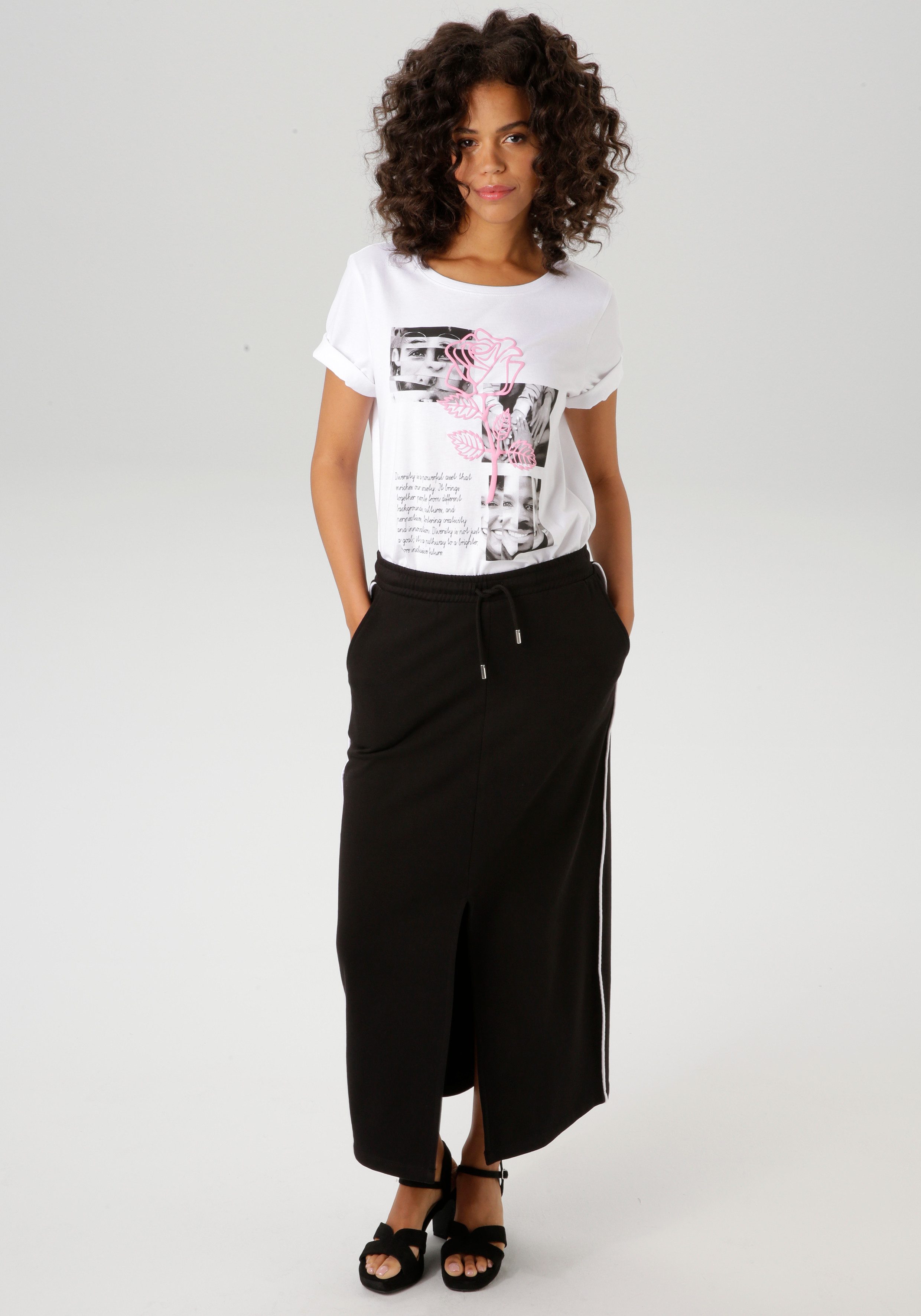 Aniston CASUAL T-shirt met rozenversierde diversity-voorprint