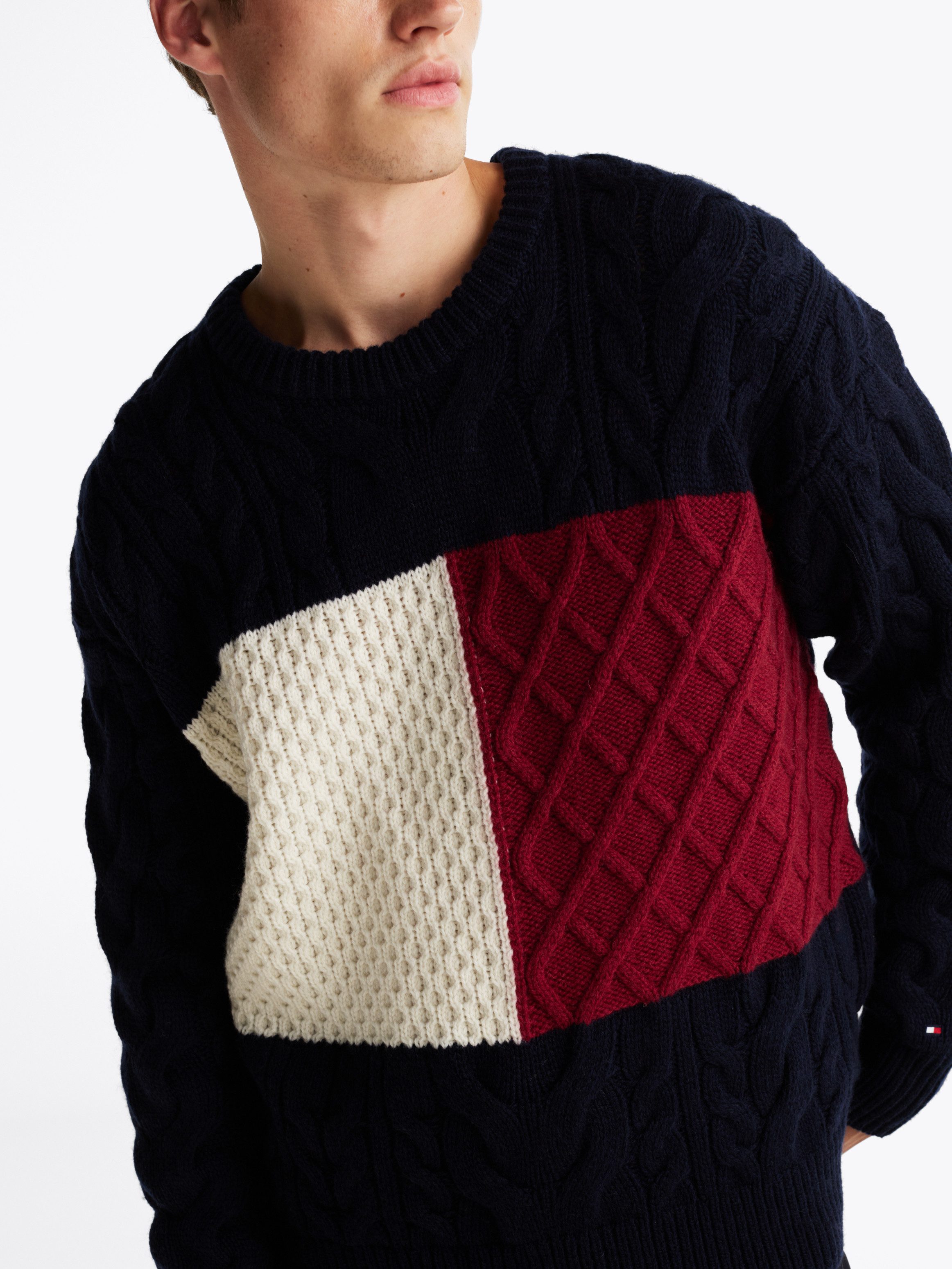 Tommy Hilfiger Trui met ronde hals CABLE FLAG SWEATER met colorblocking-ontwerp aan de voorkant
