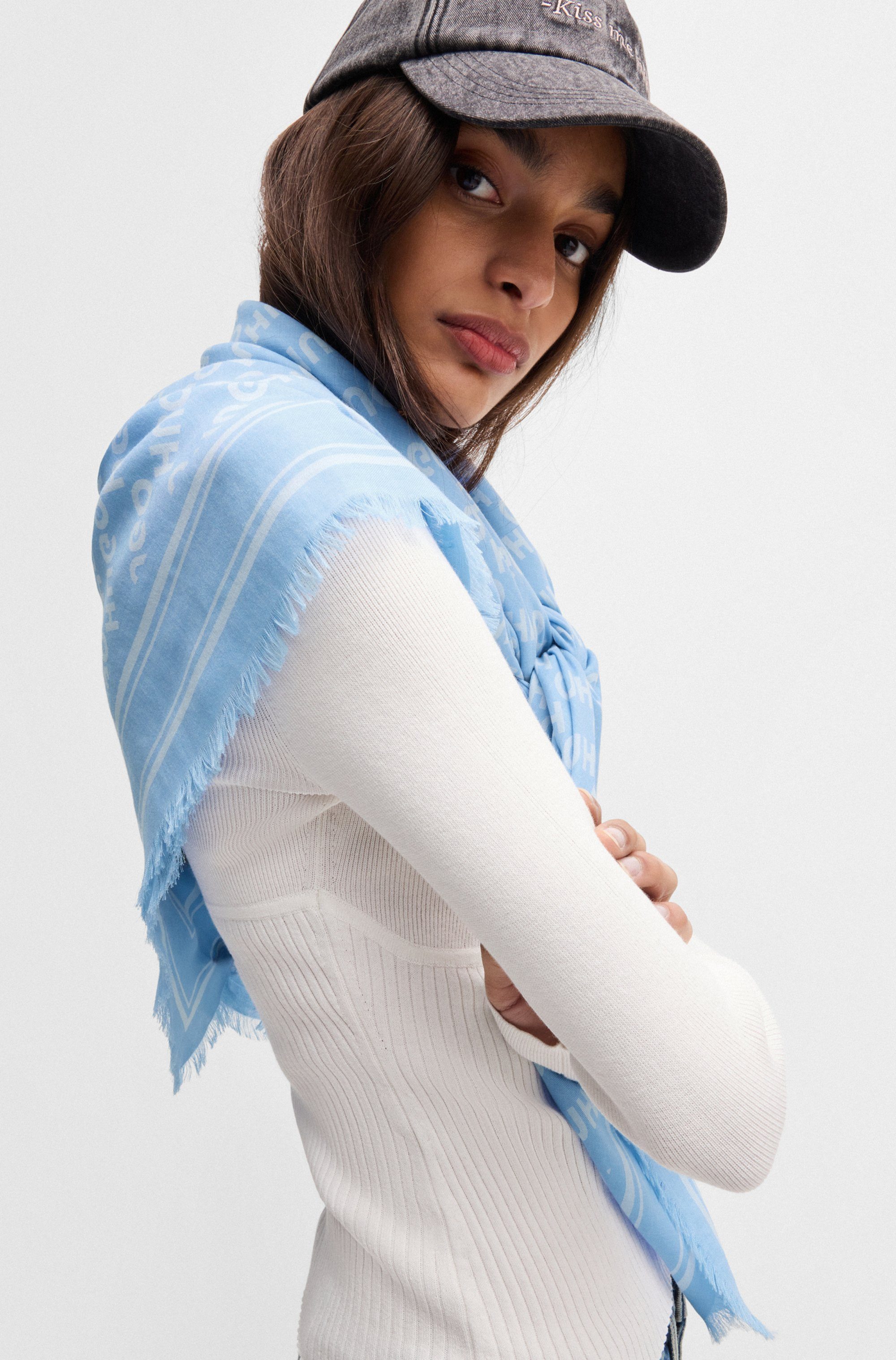 HUGO Sjaal Alycia 120*120 met hugo logoprints