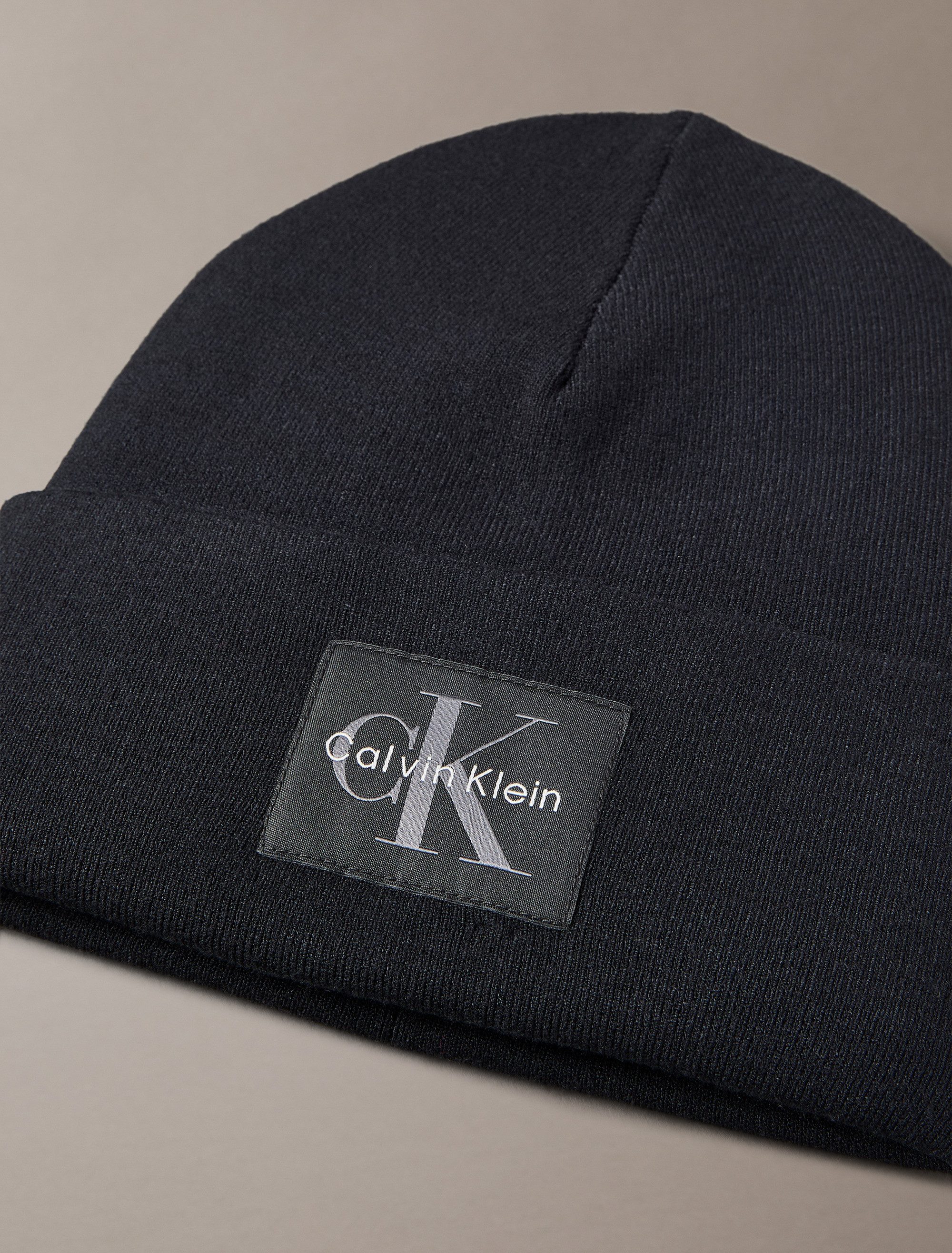 Calvin Klein Gebreide muts MONO LOGO PATCH BEANIE Perfect voor dagelijks gebruik