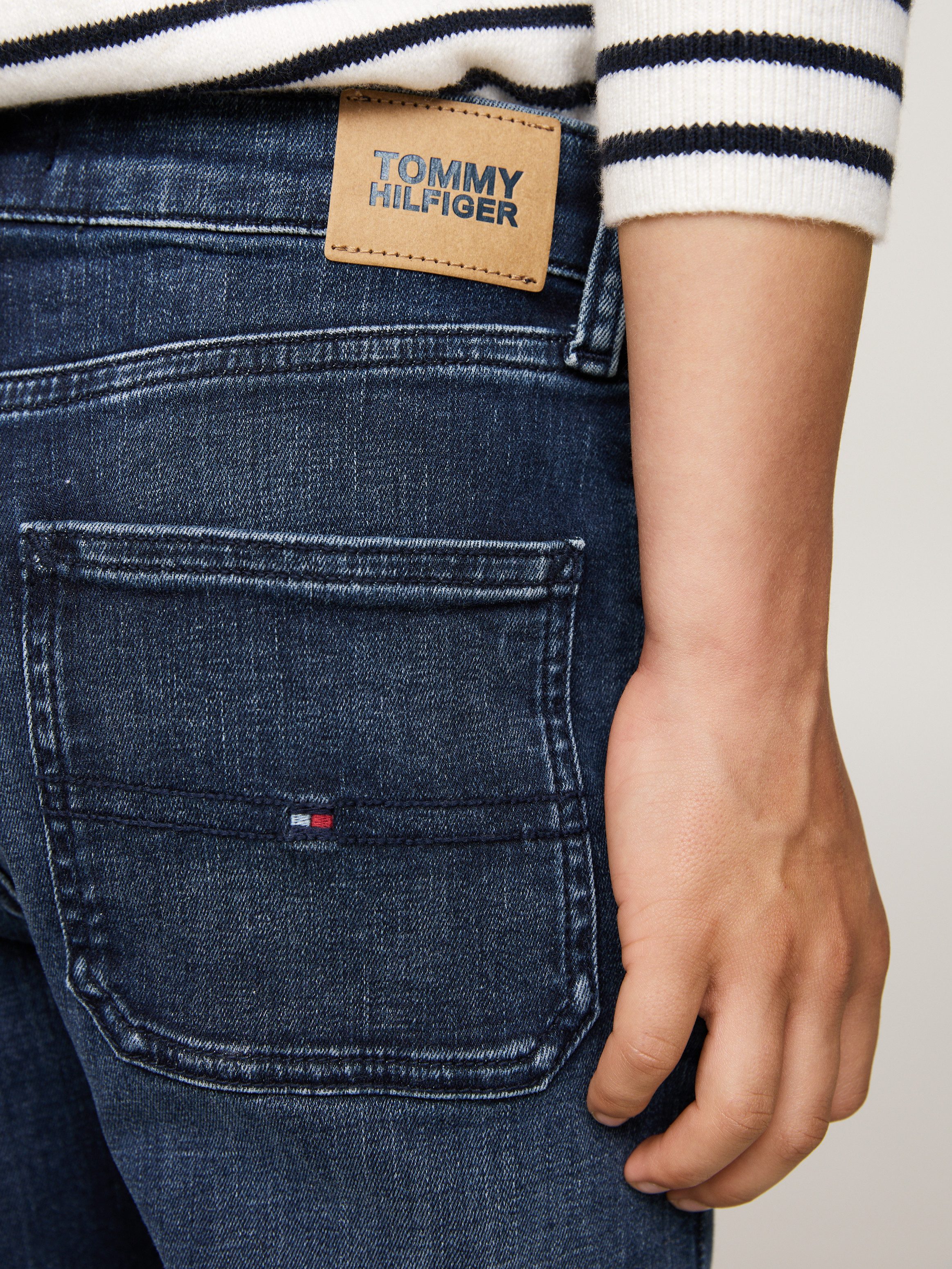Tommy Hilfiger Straight jeans SKATER BLACK BLUE WASH in skater-vorm met logo-badge