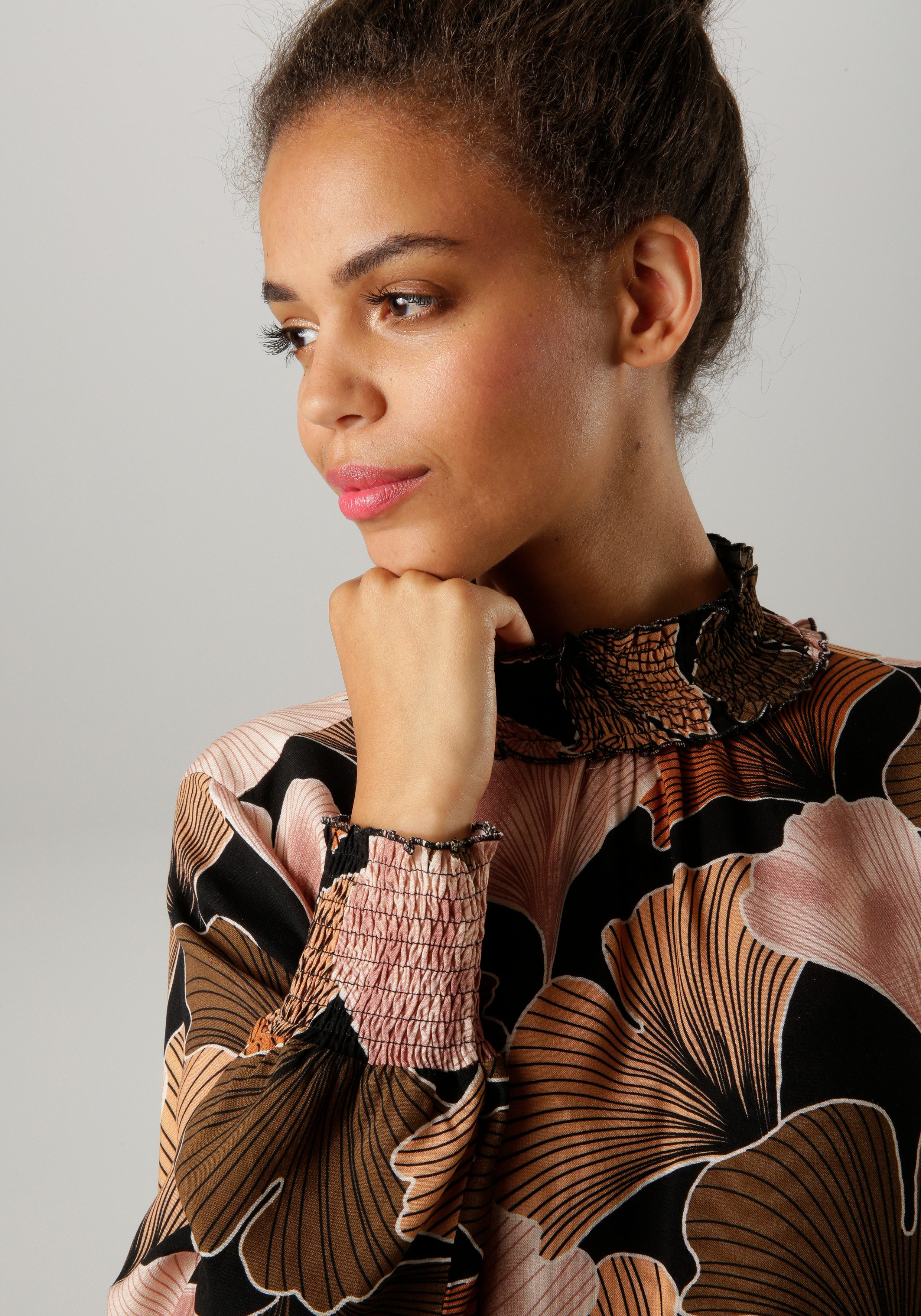 Aniston CASUAL Blouse zonder sluiting met aardkleurige, grootbladige print