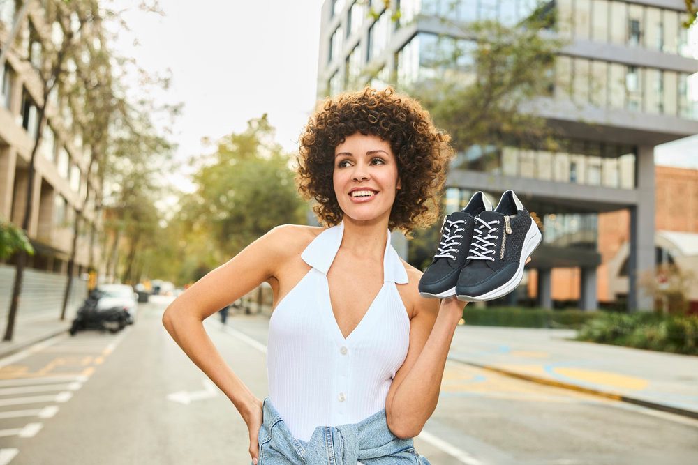 Rieker Sneakers met sleehak , lage schoen, veterschoen, vrijetijdsschoen bedrukt met letters