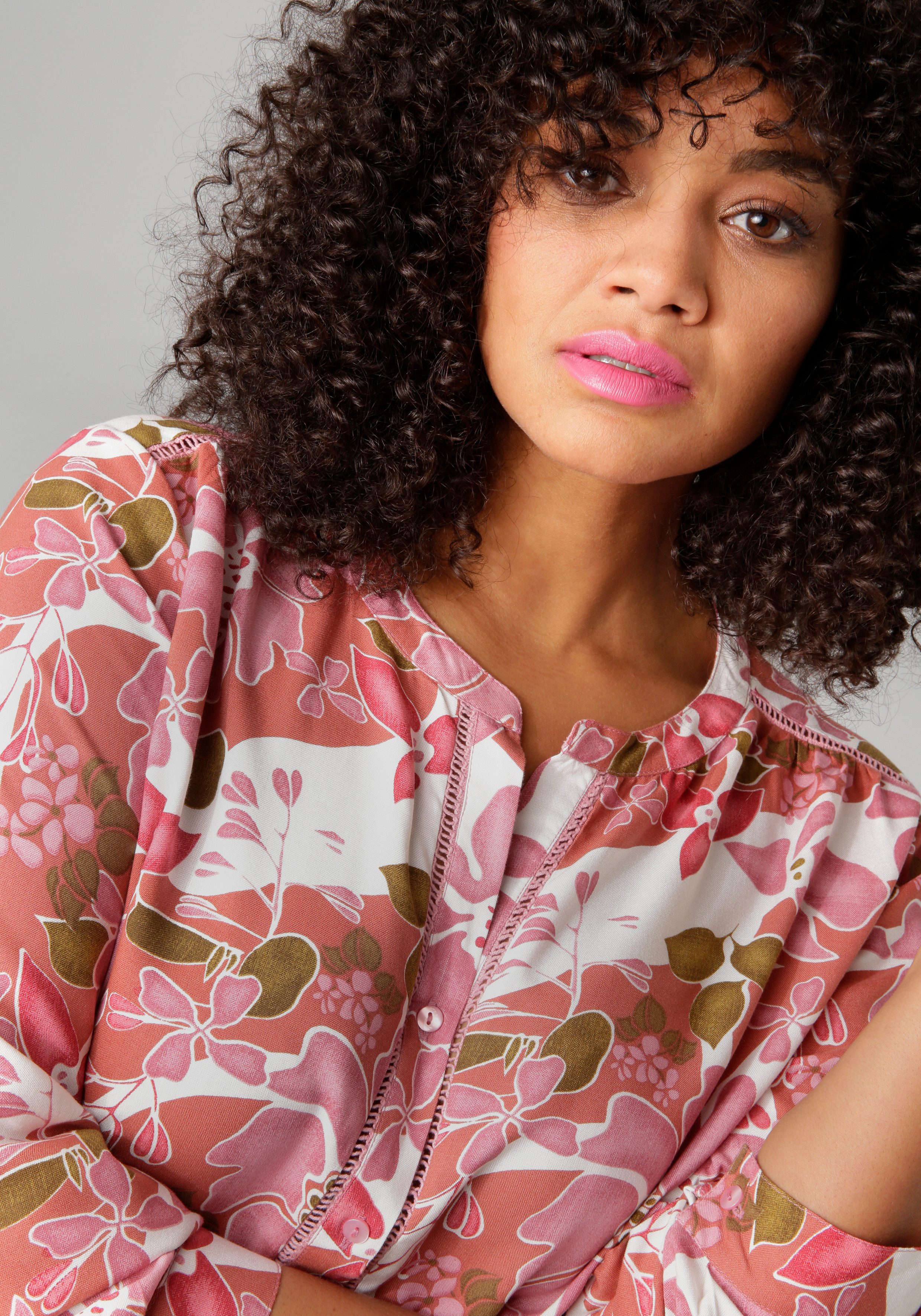 Aniston PLUS Lange blouse met haakapplicatie langs de knoopsluiting - nieuwe collectie