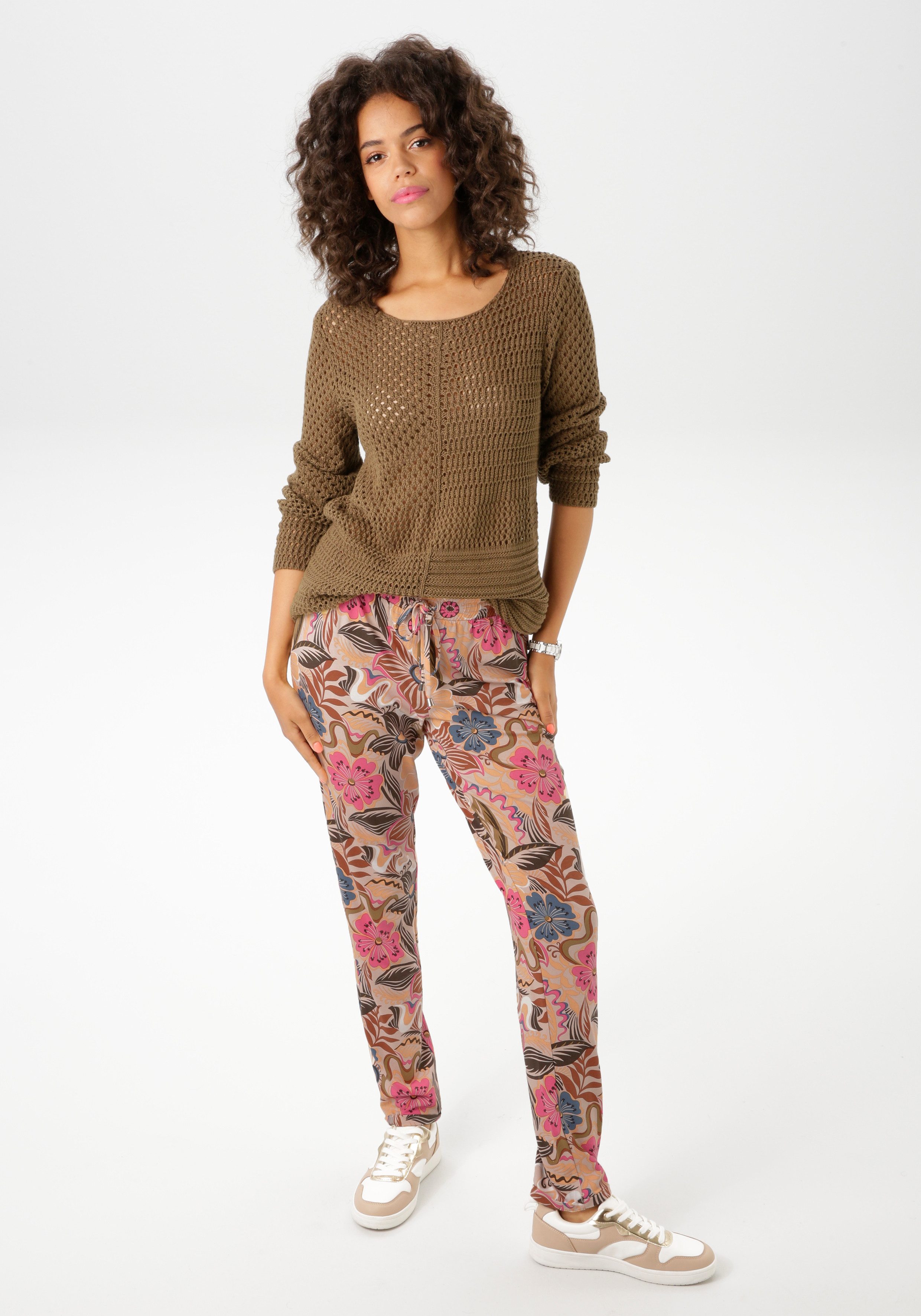 Aniston CASUAL Comfortbroek bedrukt met grote bloemen en bladeren nieuwe collectie