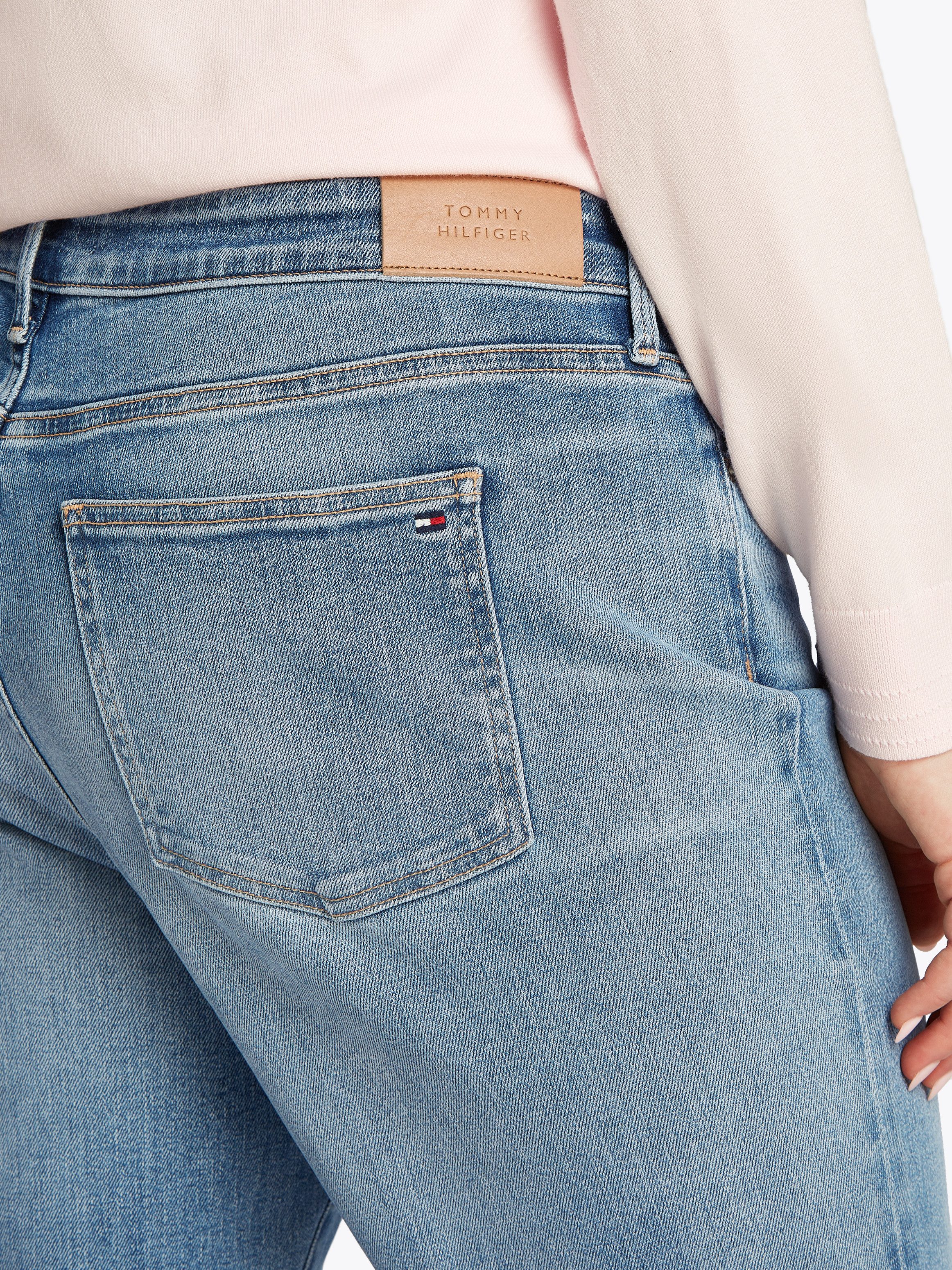 Tommy Hilfiger Curve Bootcut jeans CRV BOOTCUT RW TOBY in grote maten, tommy jeans logo-badge, stoned wash look