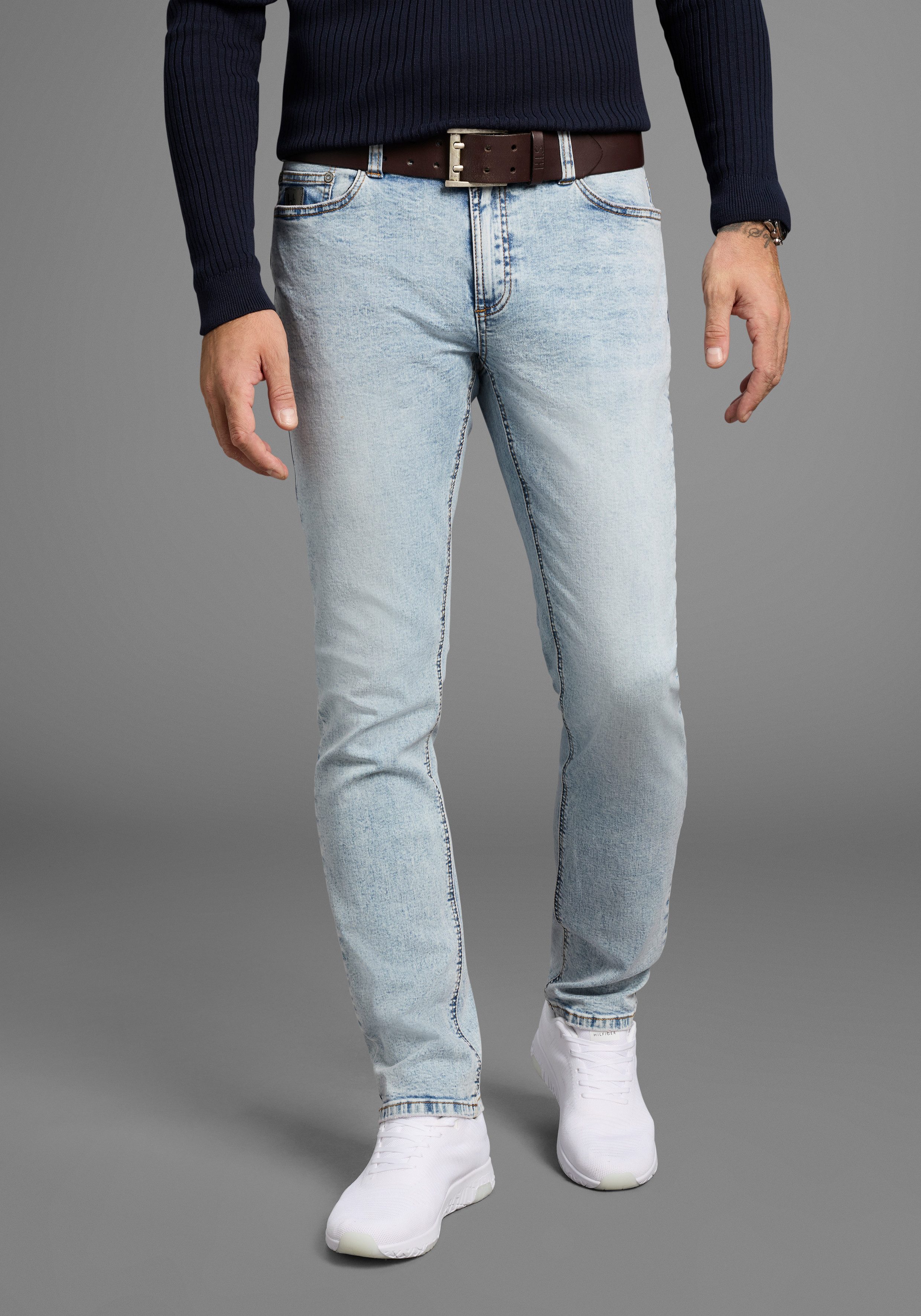 Bruno Banani Straight jeans Hutch rechte broekspijpen, gedeeltelijk met modieuze destroyed-effecten,