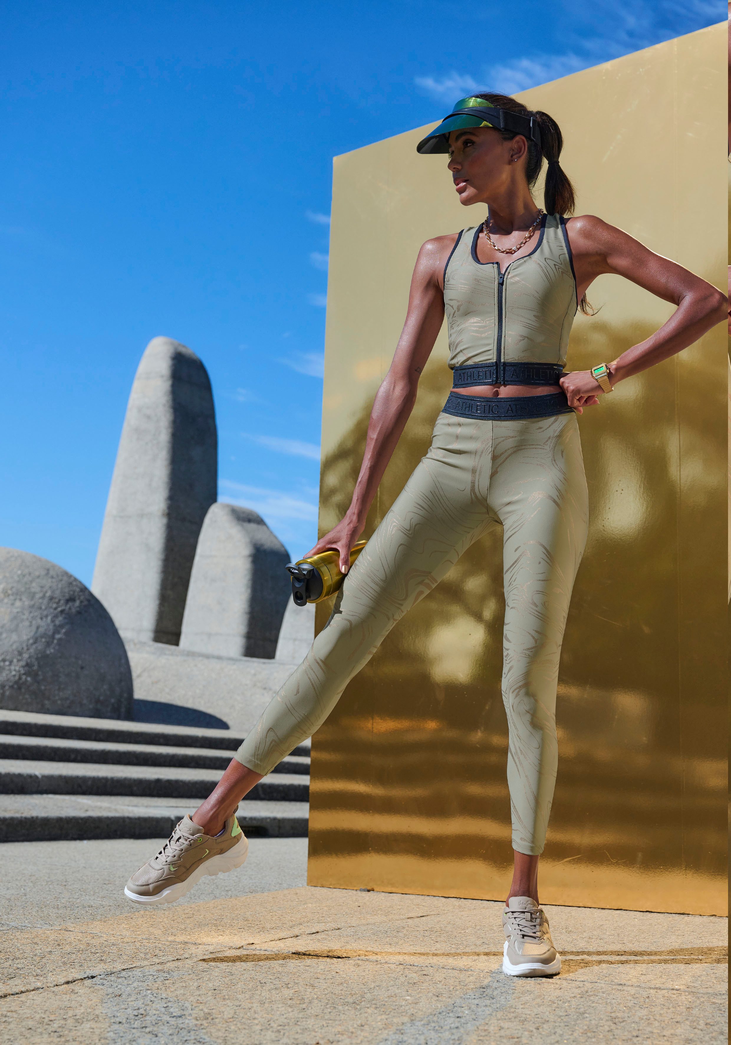 active by Lascana Functionele legging Sportleggings met glanzende print en 3D-tekst