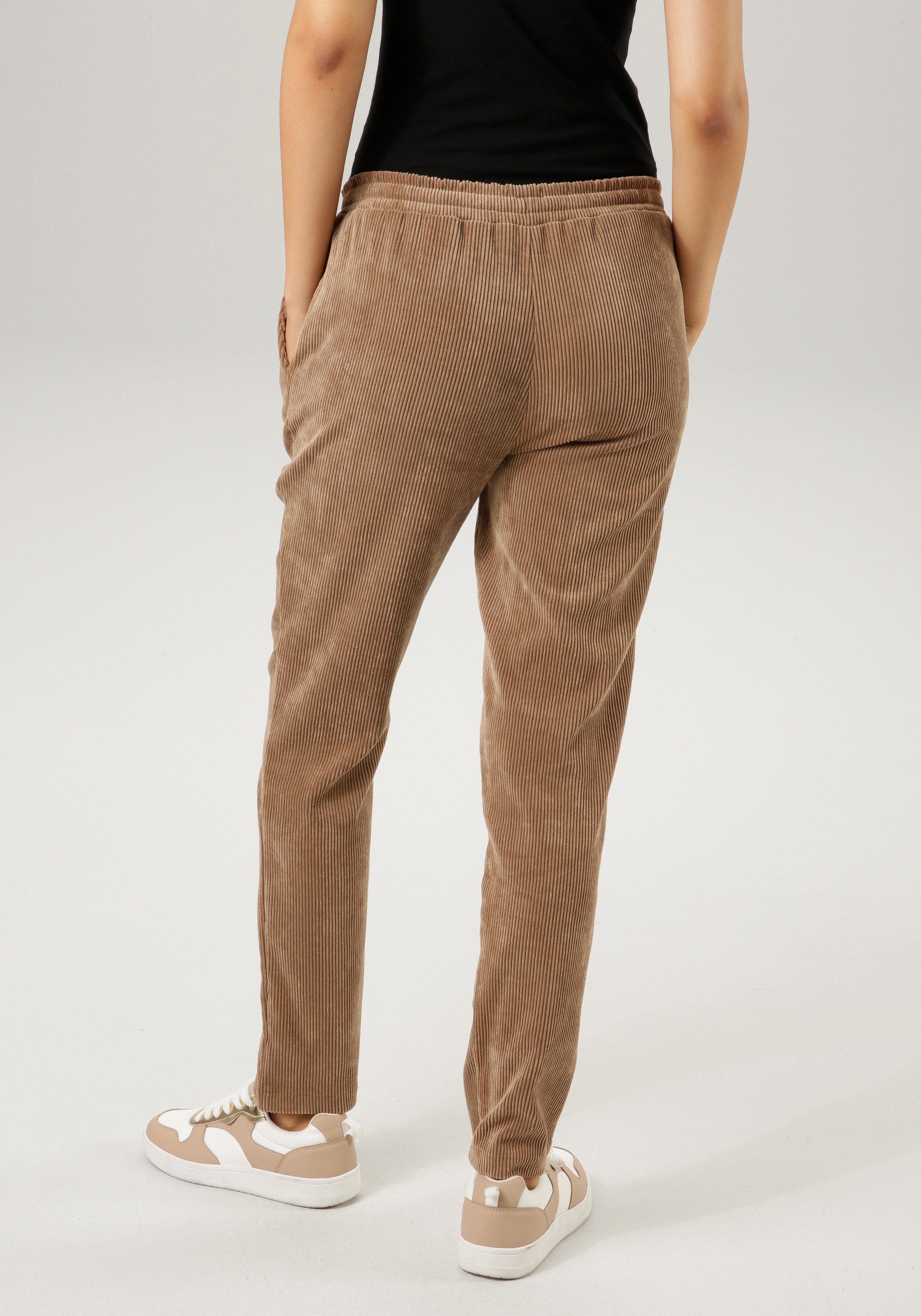 Aniston CASUAL Comfortbroek van trendy, elastische cord