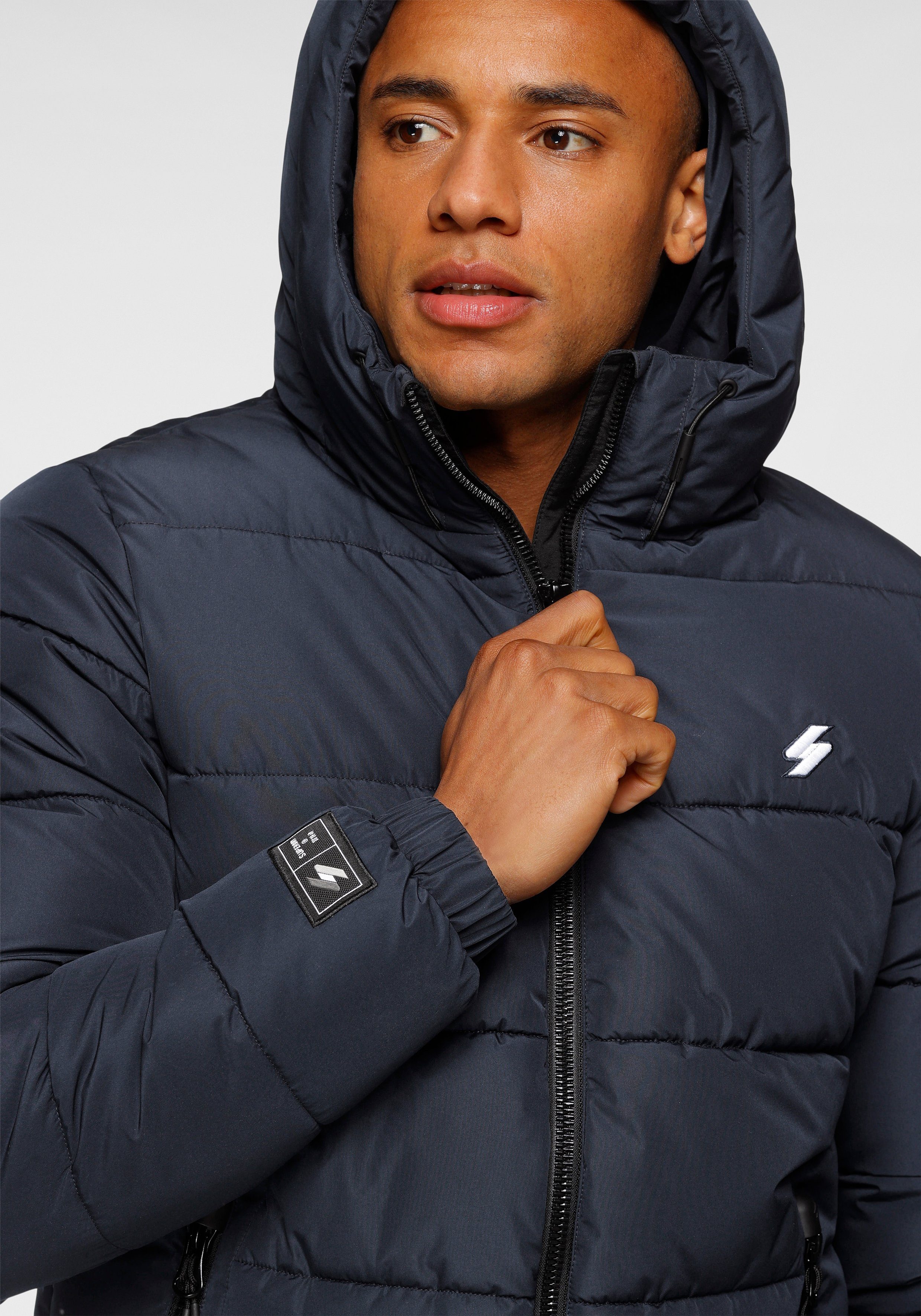 Superdry Gewatteerde jas HOODED SPORTS PUFFR JACKET met contrastkleurig borduursel