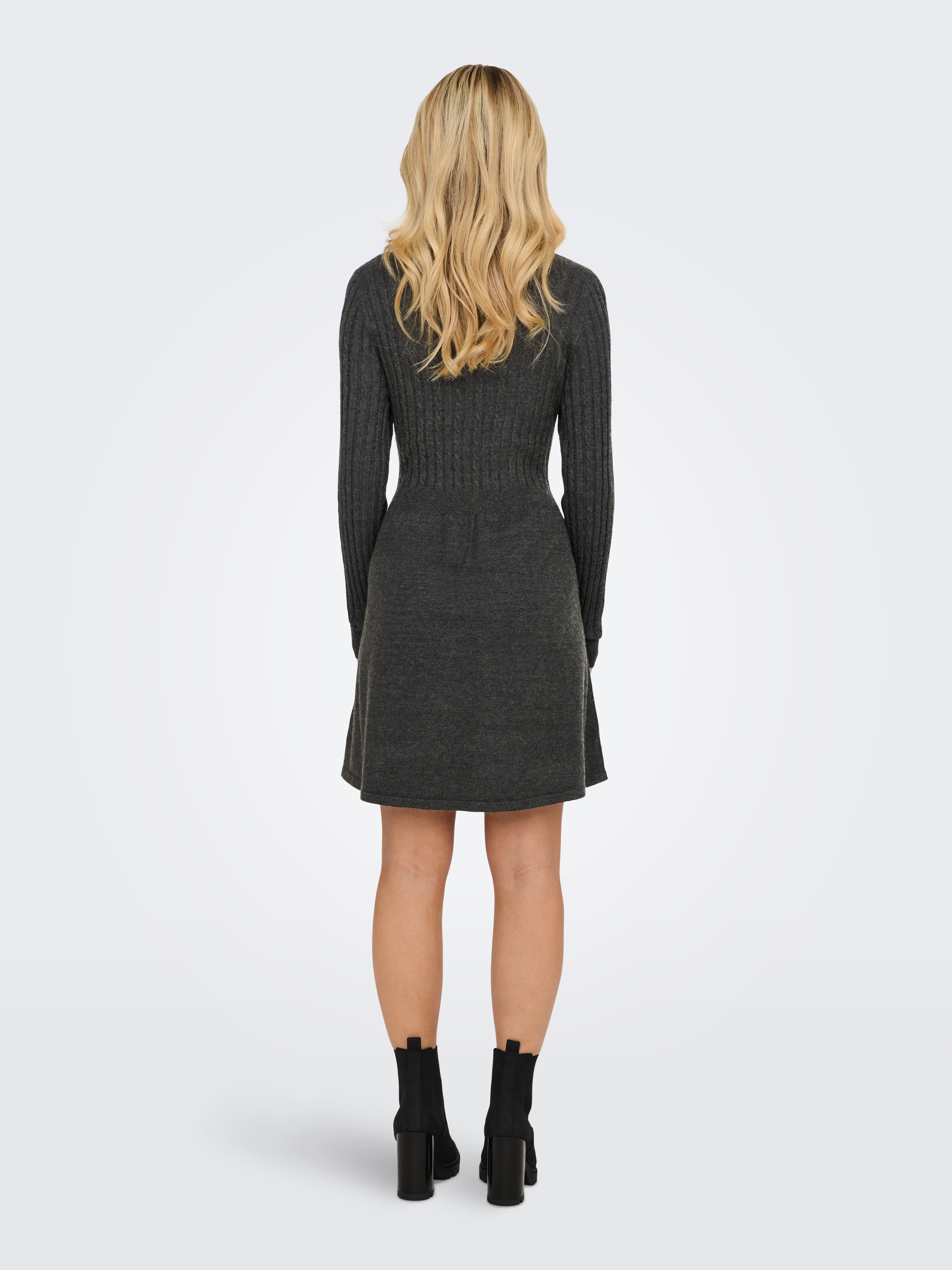 Only Gebreide jurk ONLFIA LS CABLE DRESS KNT getailleerd en met subtiel kabelpatroon in het bovenstuk