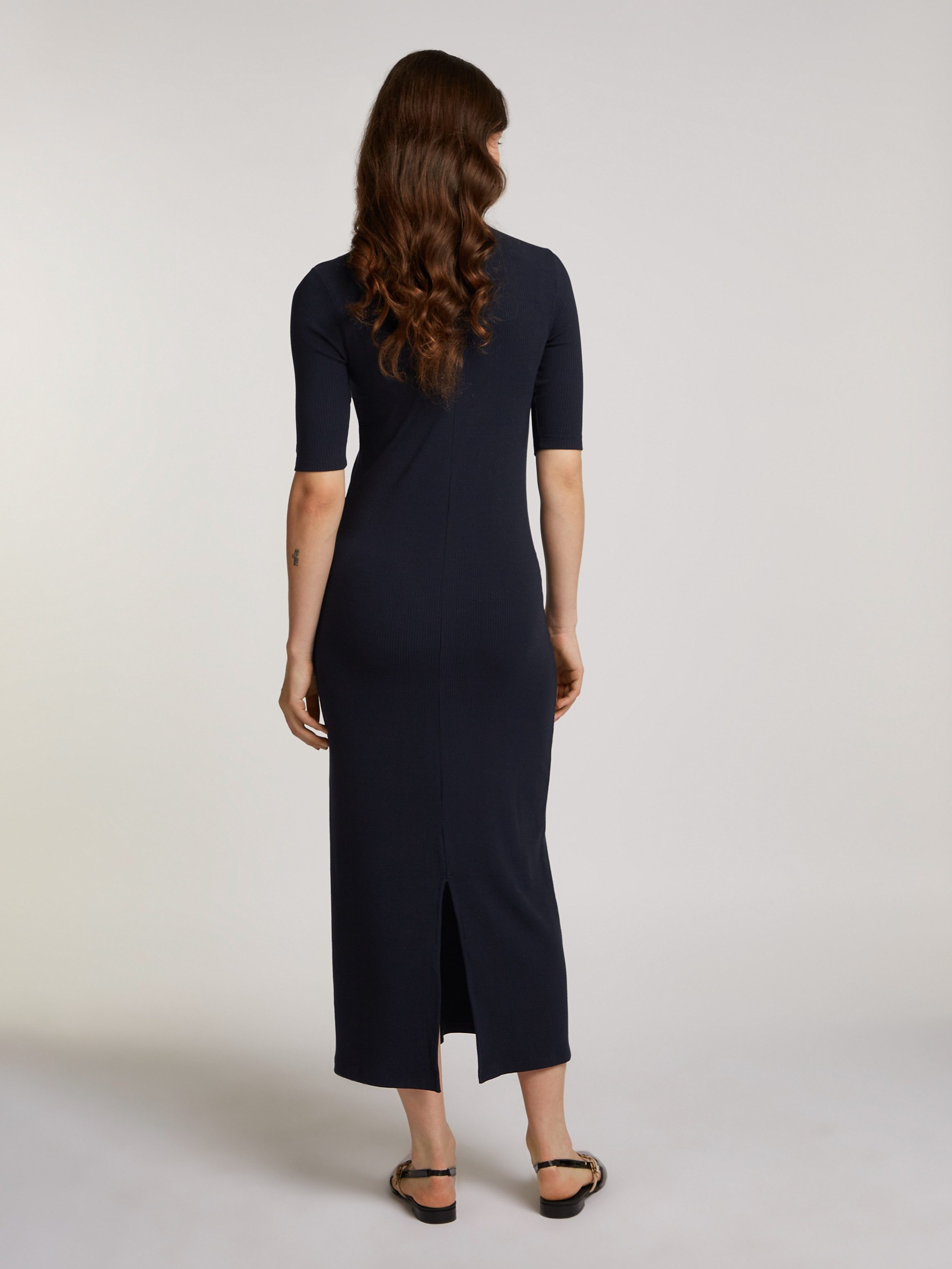 Tommy Hilfiger Midi-jurk SLIM 5X2 RIB MIDI DRESS 1 2 met geribbelde structuur logo-borduursel