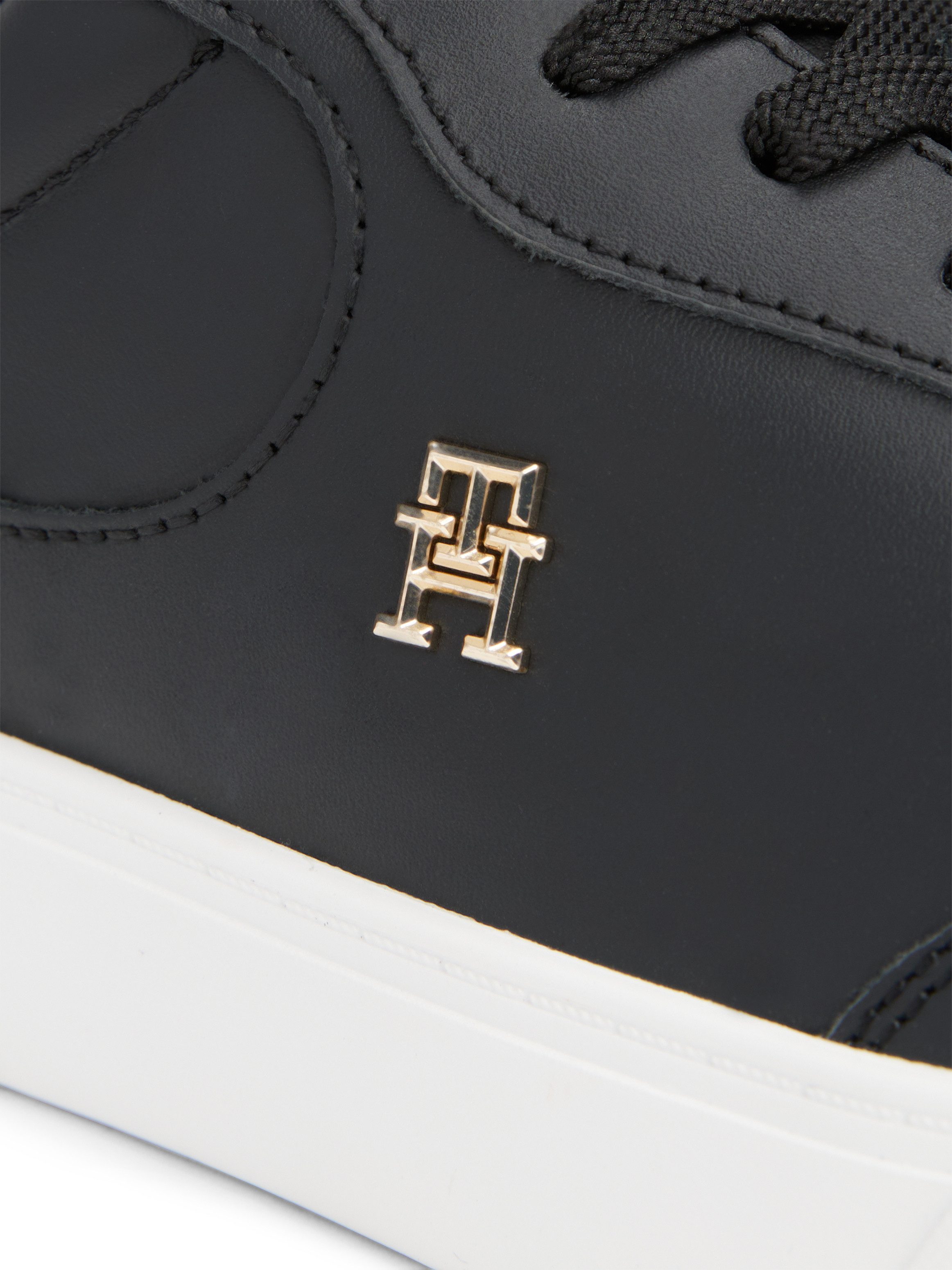 Tommy Hilfiger Plateausneakers ESSENTIAL CHIC COURT SNEAKER vrijetijdsschoen, veterschoen, lage schoen met th-sieraad