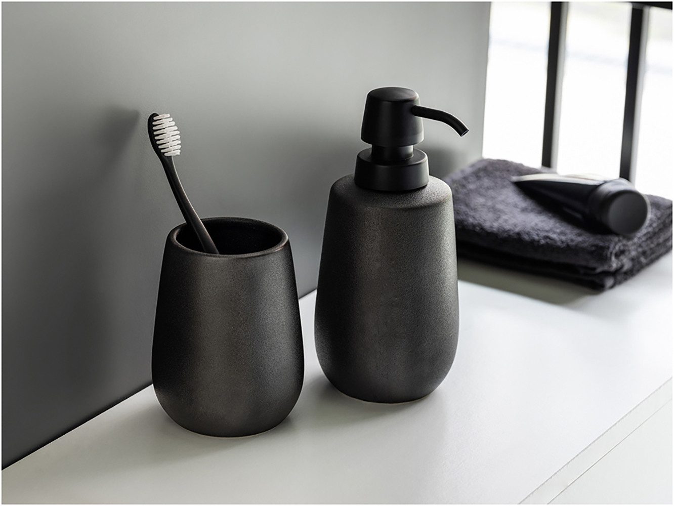 WENKO Set badkameraccessoires Model Nerno Zeepdispenser en tandenborstelbeker van hoogwaardige keramiek (2-delig)