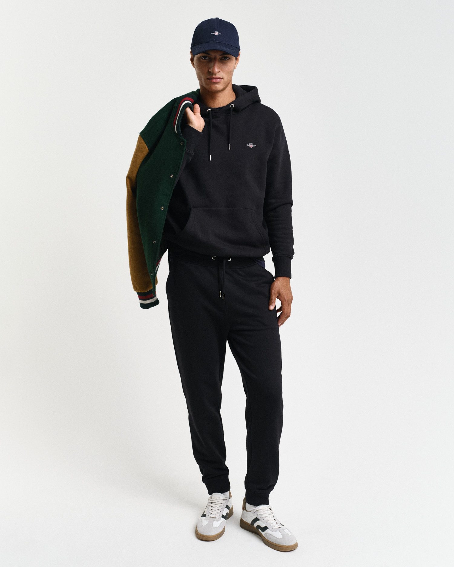 Gant Sweatbroek REG SHIELD SWEATPANTS met logo-borduurwerk onder de boord
