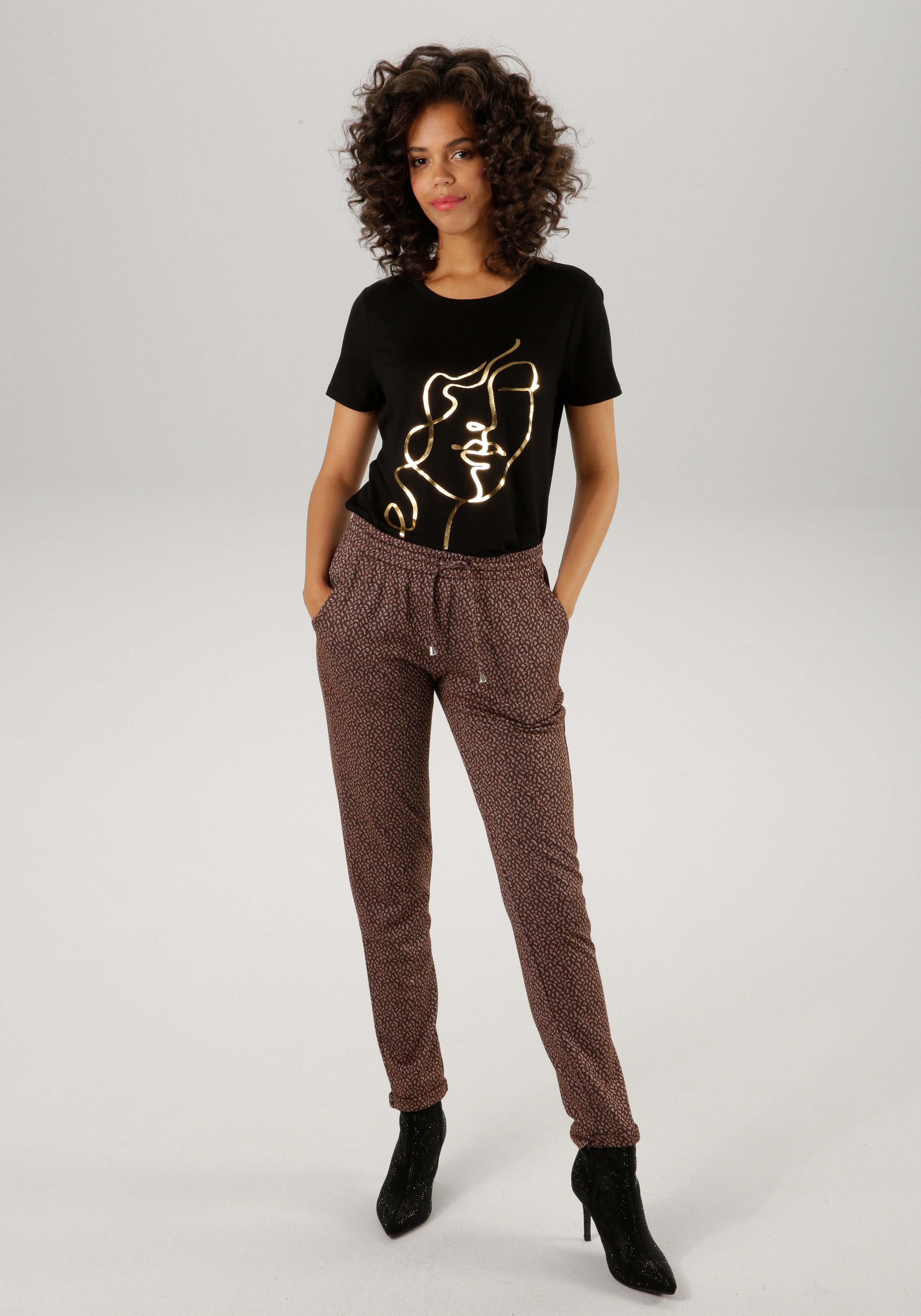 Aniston CASUAL T-shirt met abstract gezicht van glanzende folieprint