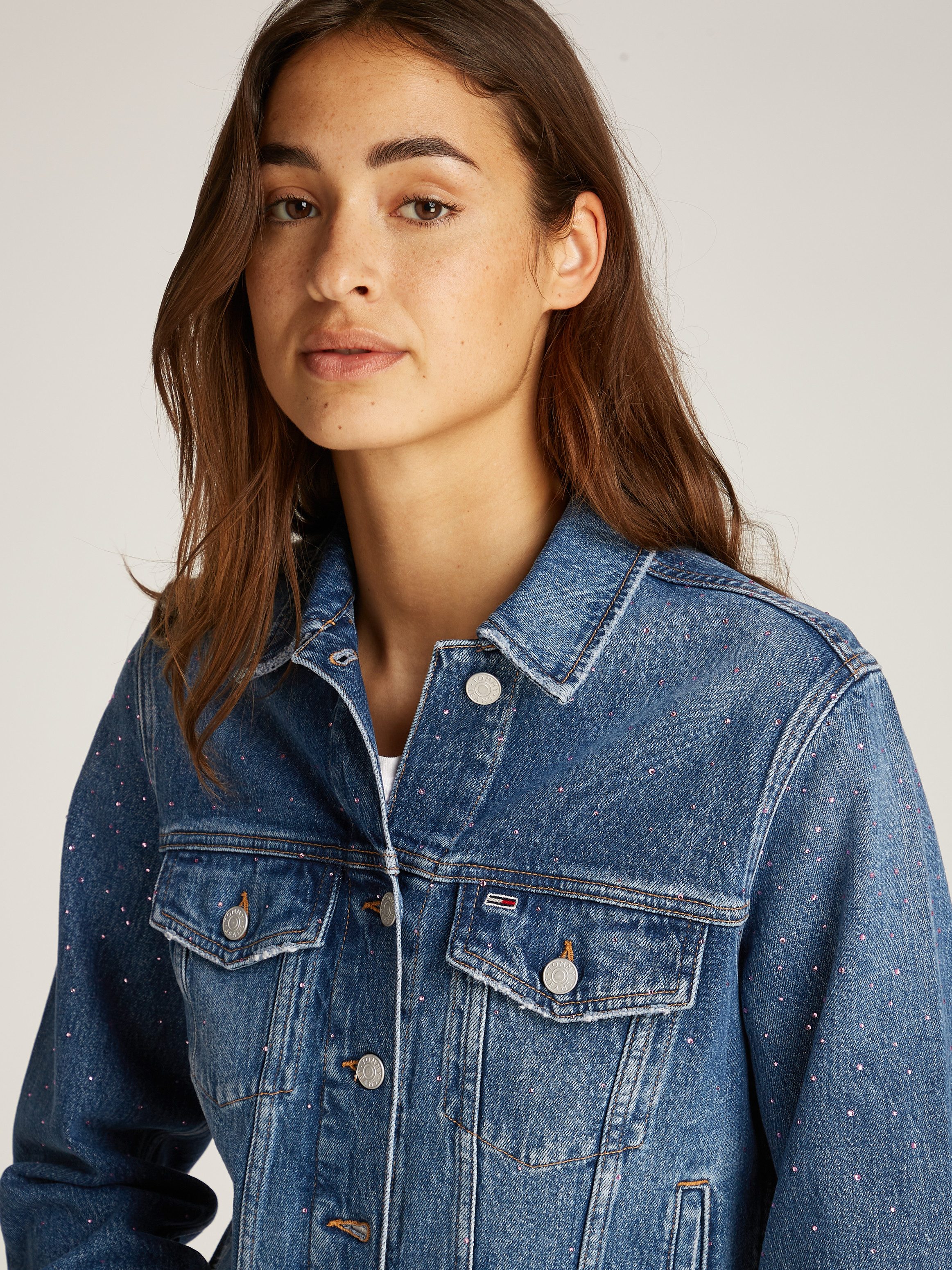 TOMMY Jeansjack CLASSIC TRUCKER JACKET AI6136 met typische trucker-details, met sierstenen