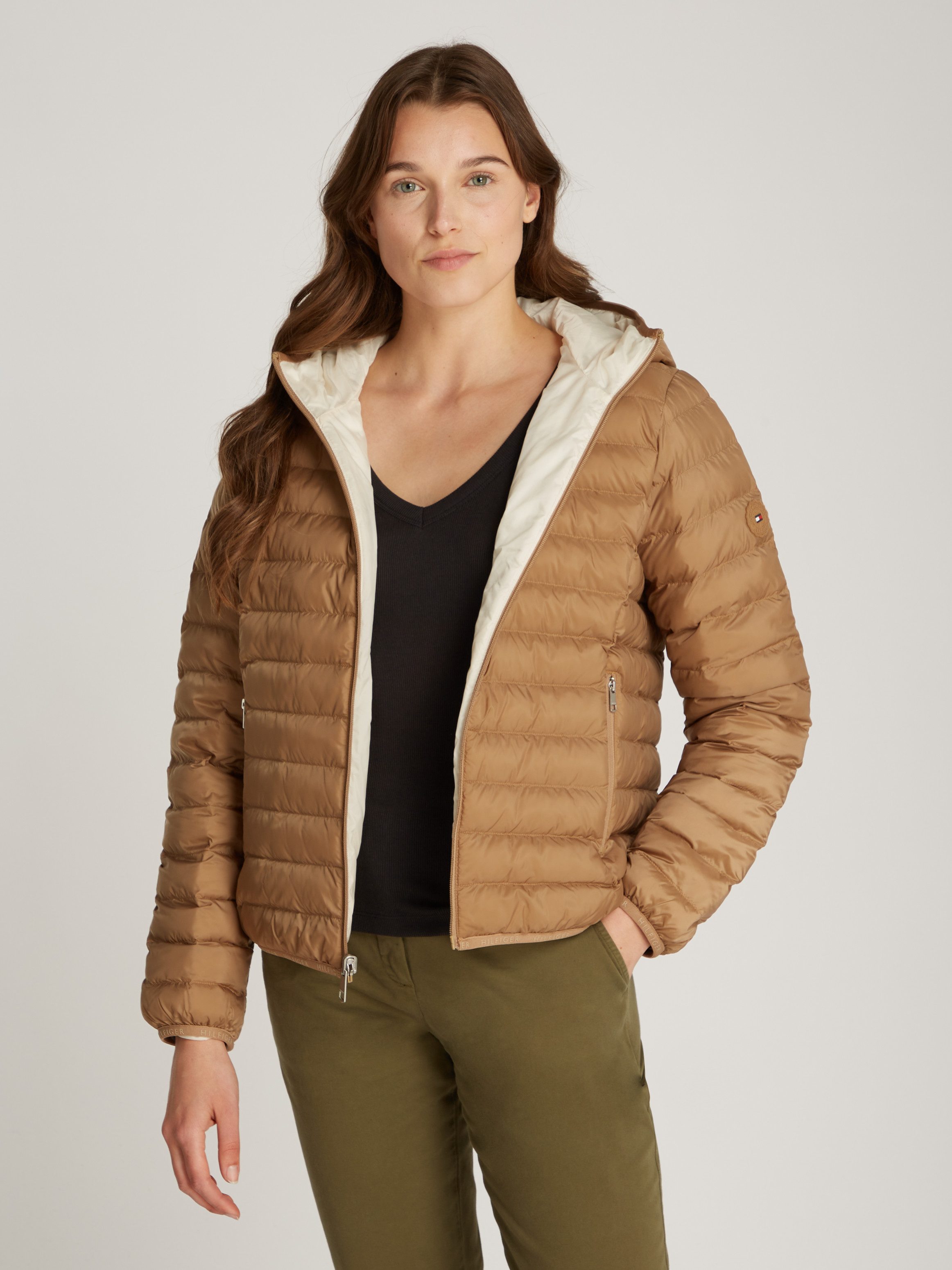 Tommy Hilfiger Gewatteerde jas REVERSIBLE LW PADDED JACKET met omkeerbare draagmogelijkheid, lichte vulling, logo-patch dames donsjassen maat XL (42)