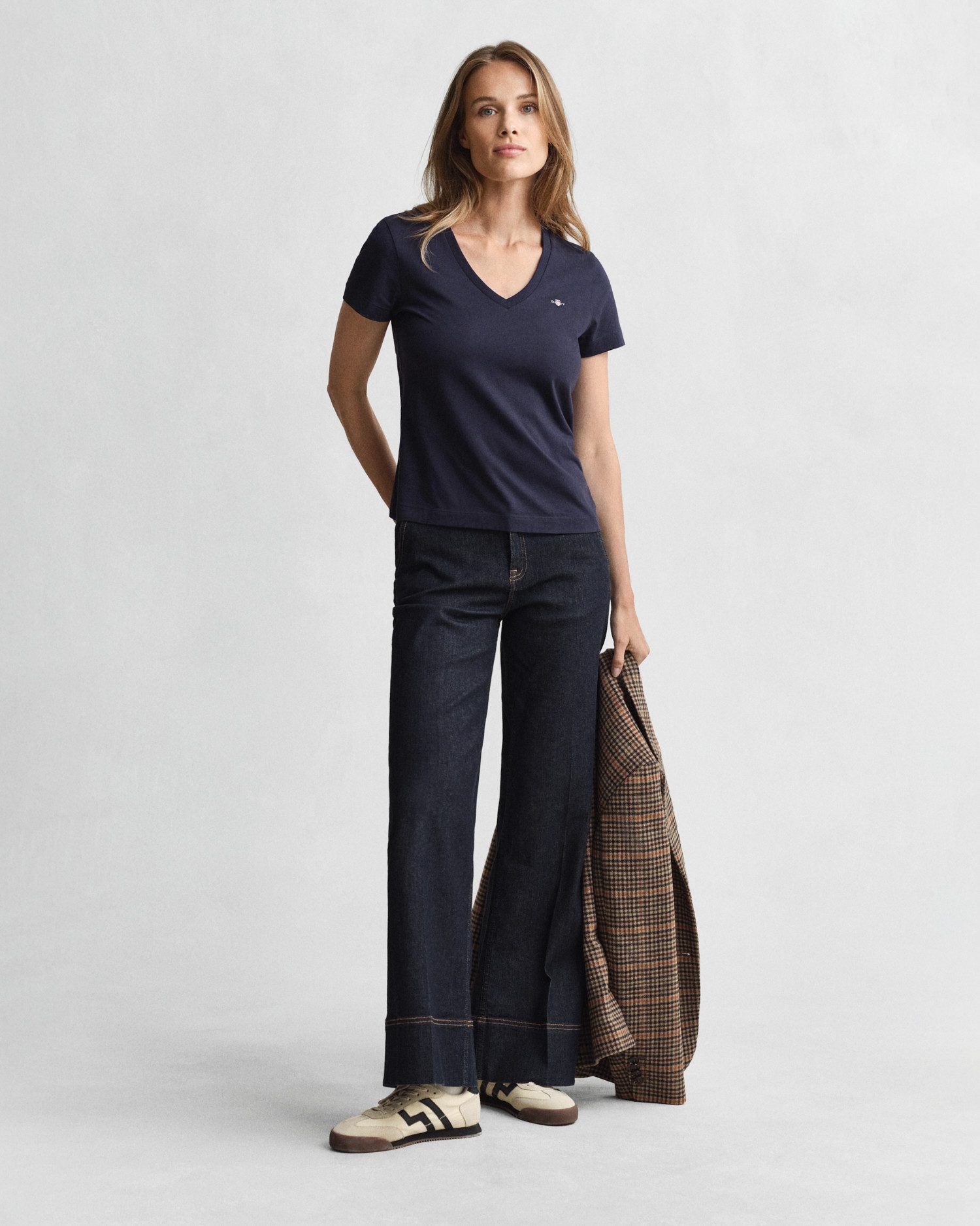 Gant T-shirt REG SHIELD KA V-NECK T-SHIRT met een klein geborduurd logo op de borst