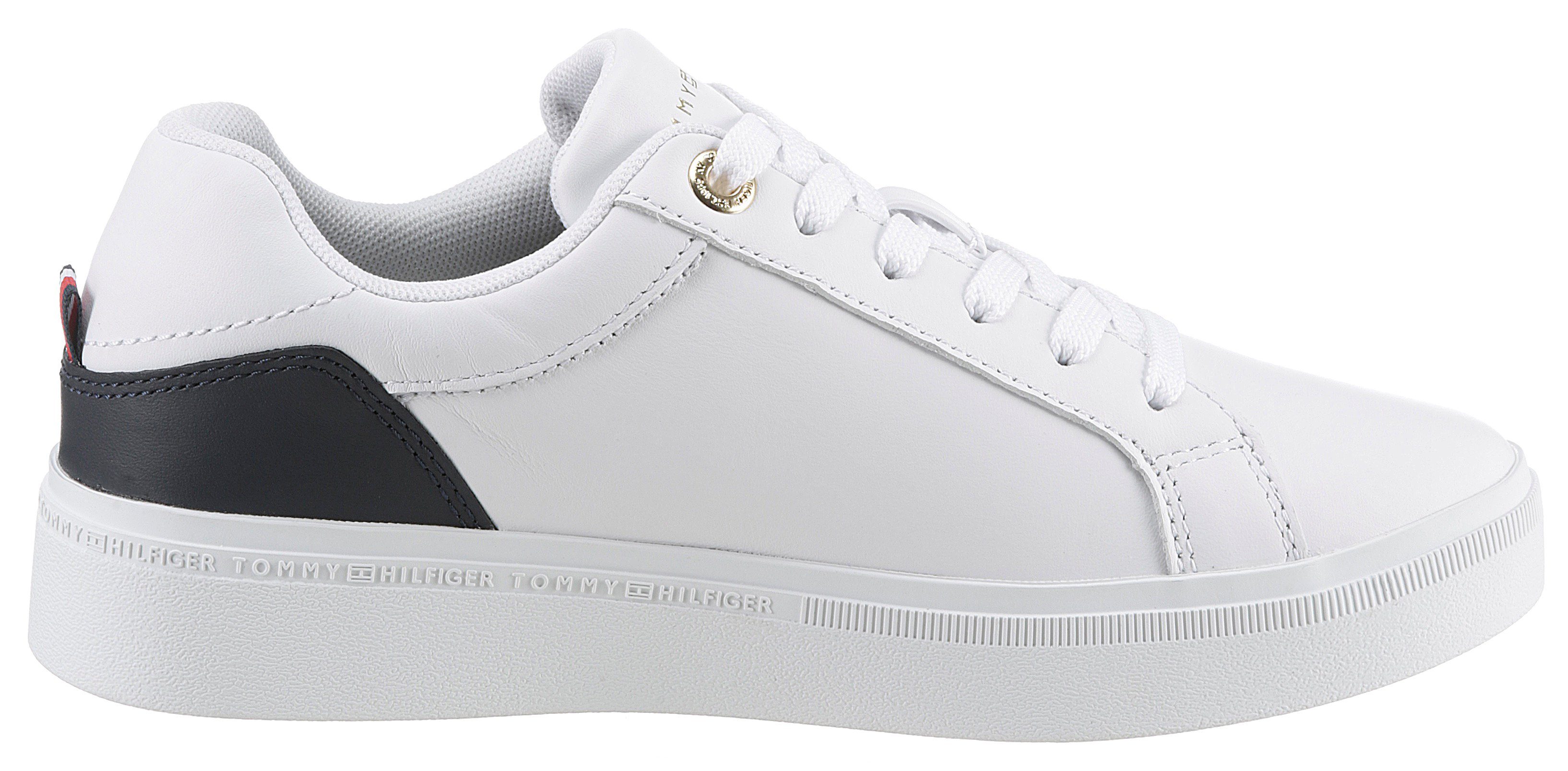 Tommy Hilfiger Plateausneakers ELEVATED ESSENTIAL COURT SNEAKER met contrastafwerking op de hiel, vrijetijdsschoen, lage schoen, veterschoen