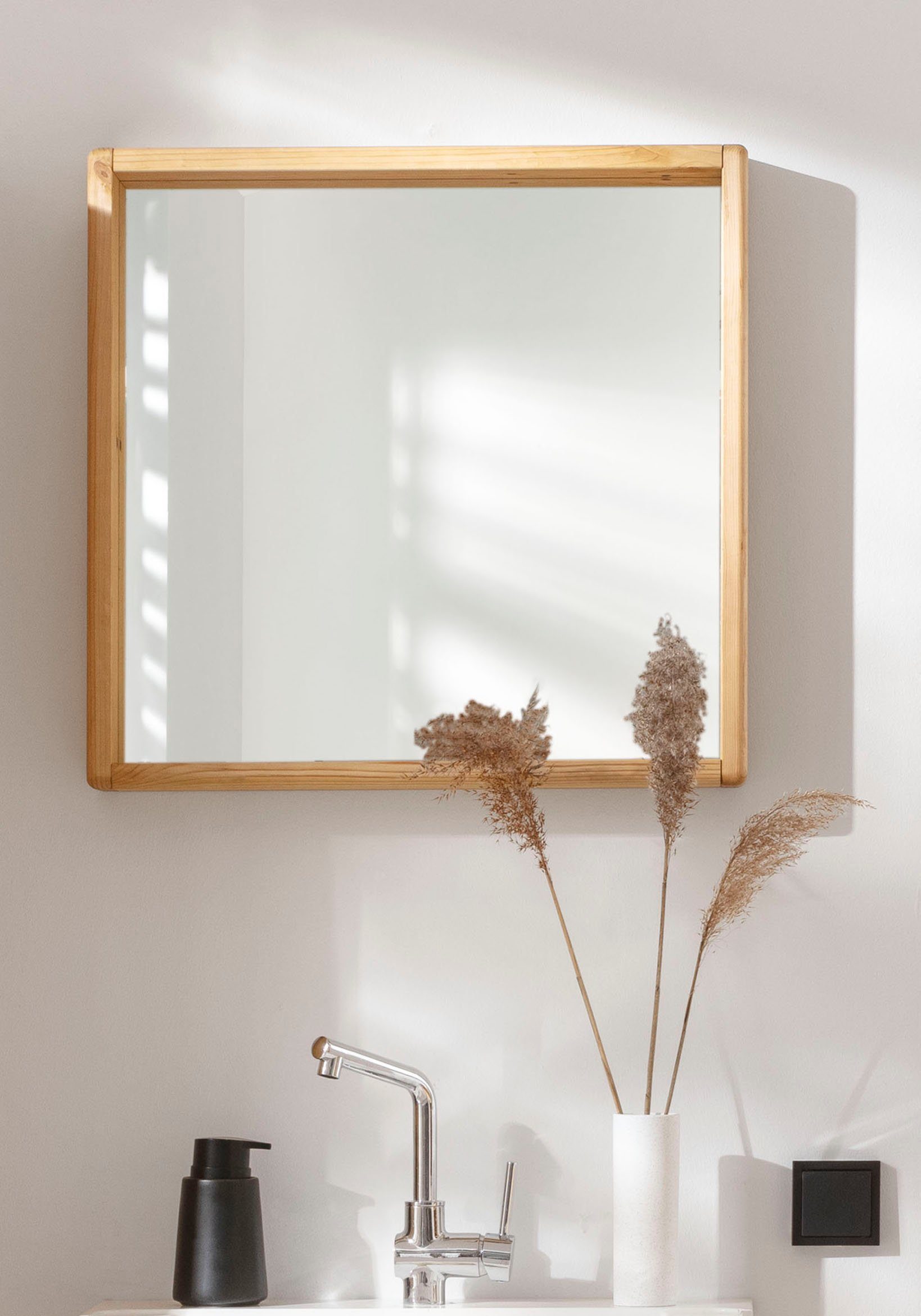 OTTO products Badspiegel Jorrick Frame van FSC®-gecertificeerd massief dennenhout, breedte 60 cm