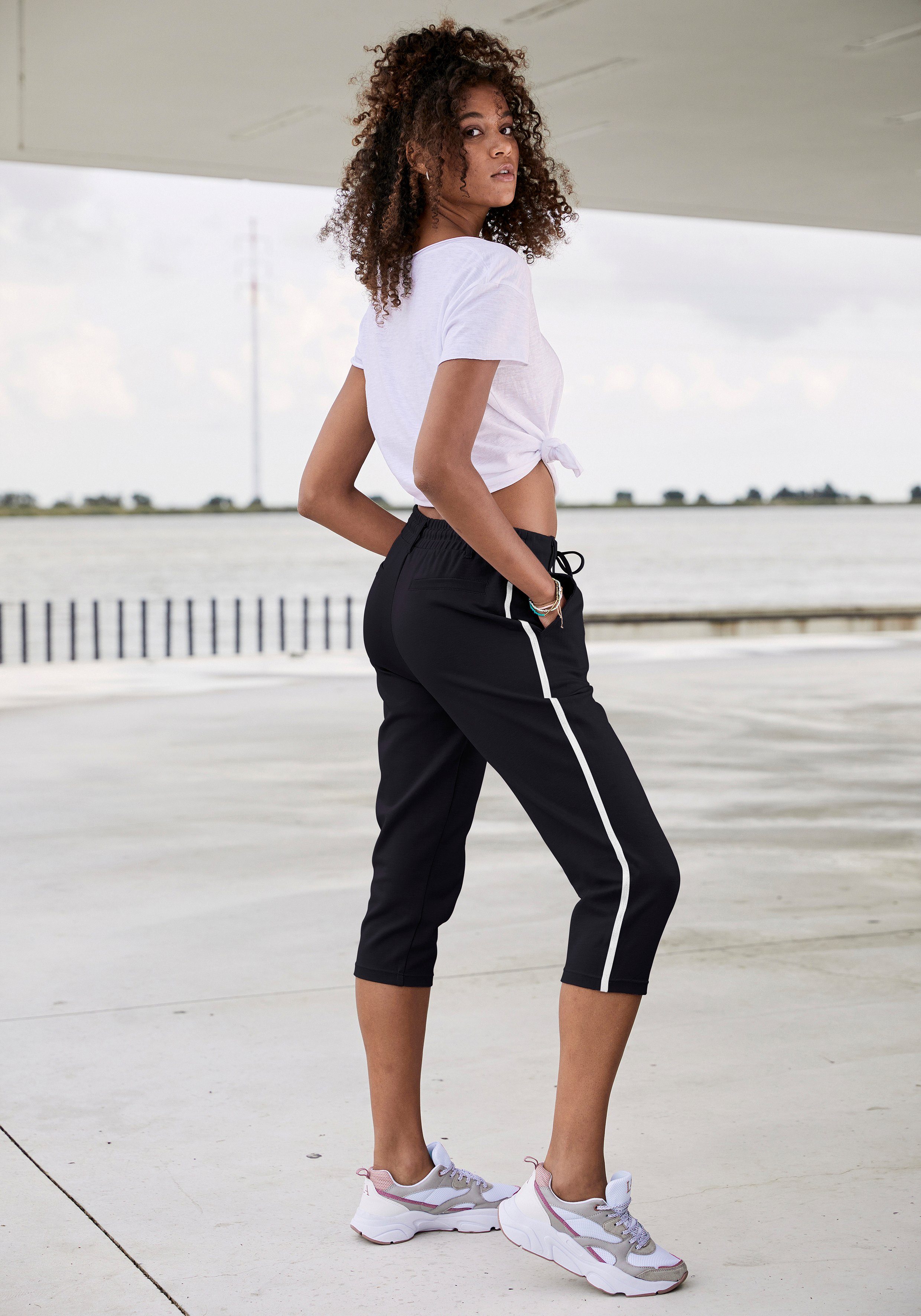 Lascana Capribroek met zijstrepen, loungewear