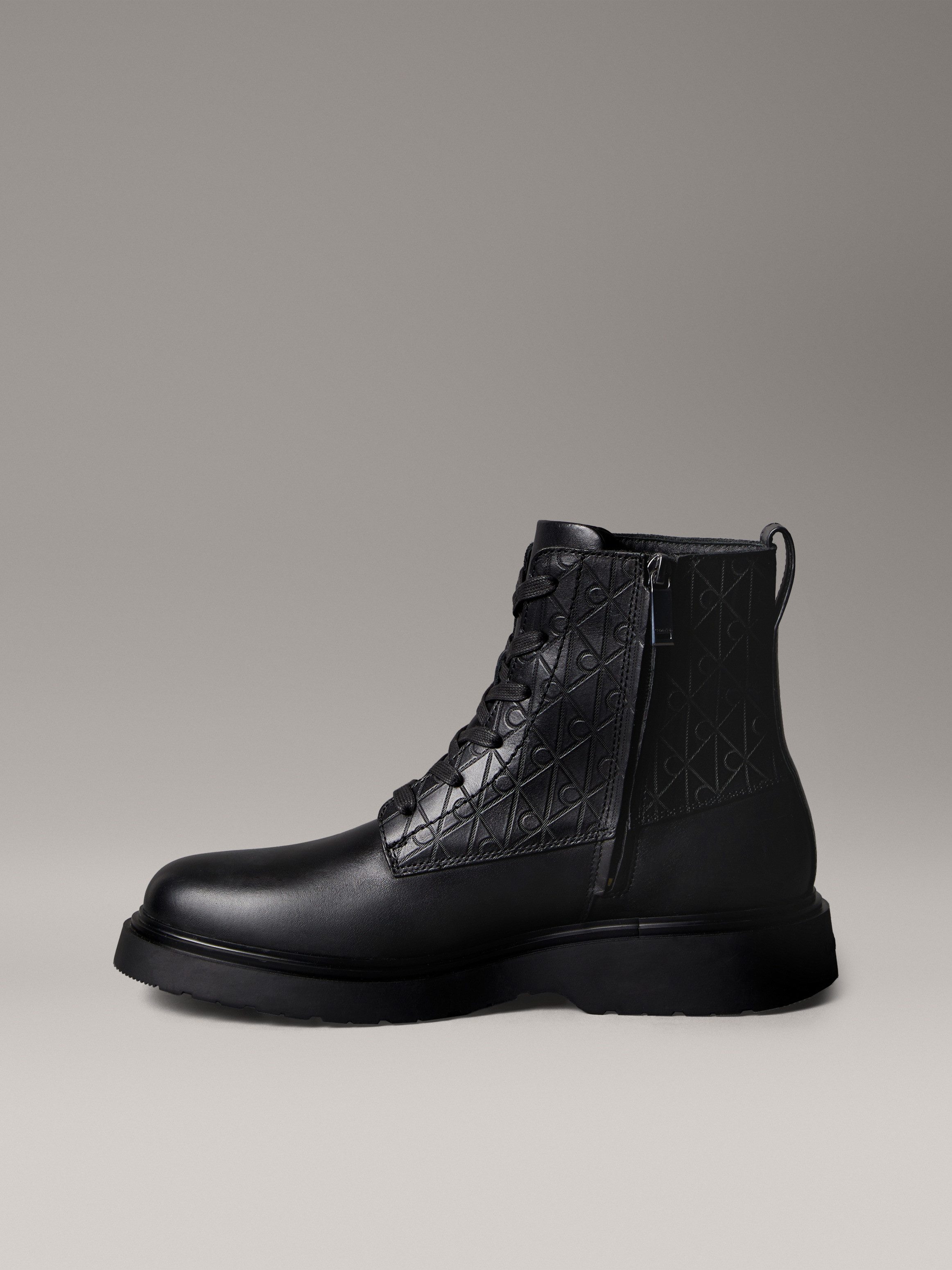 Calvin Klein Veterschoenen COMBAT ESS LACE UP ZIP BOOT AOP Veterenkellaars, boots met monogram-print op de schacht