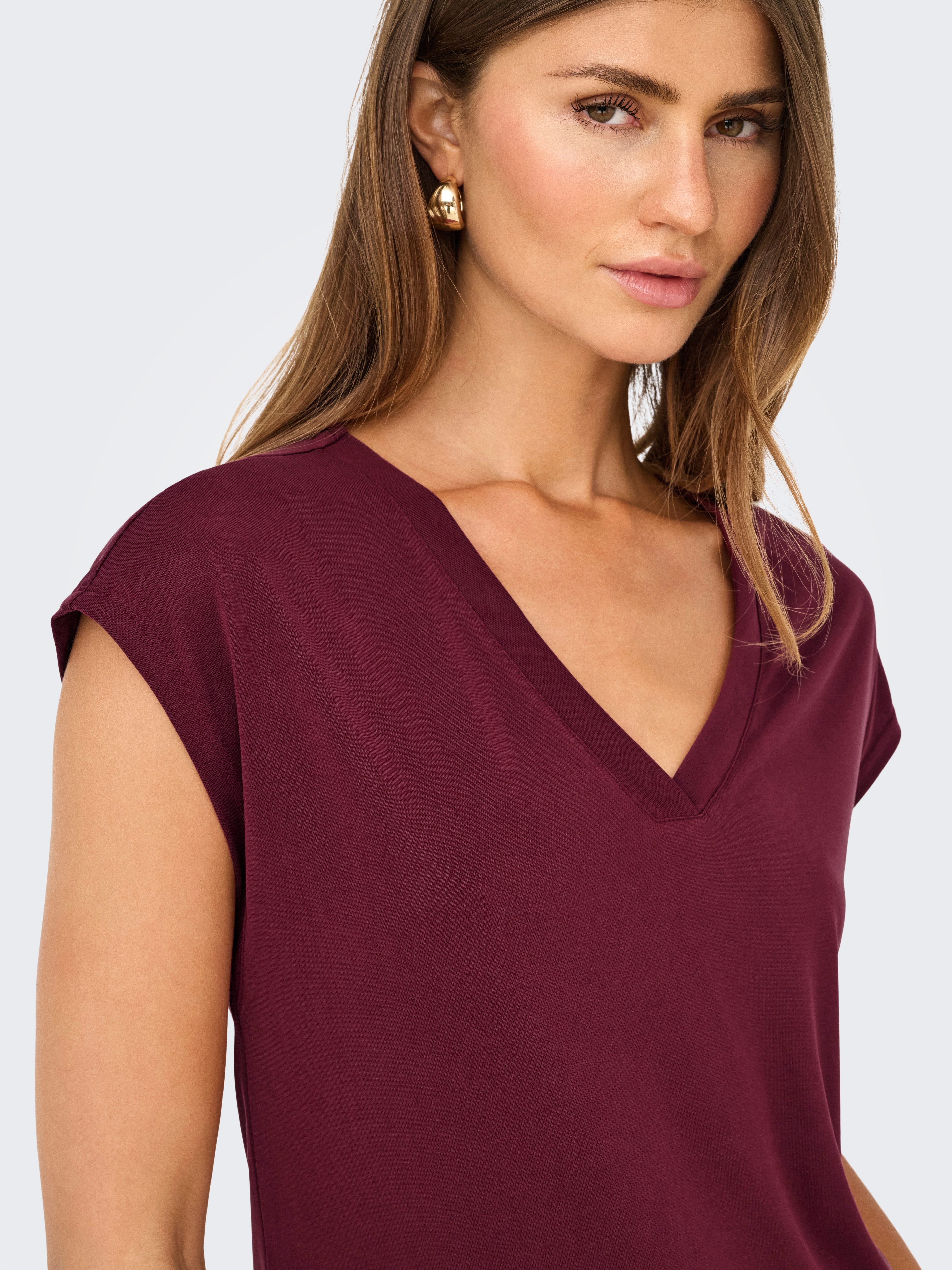 Only Shirt met V-hals ONLFREE S/S MODAL V-NEC TOP BOX JRS NOOS