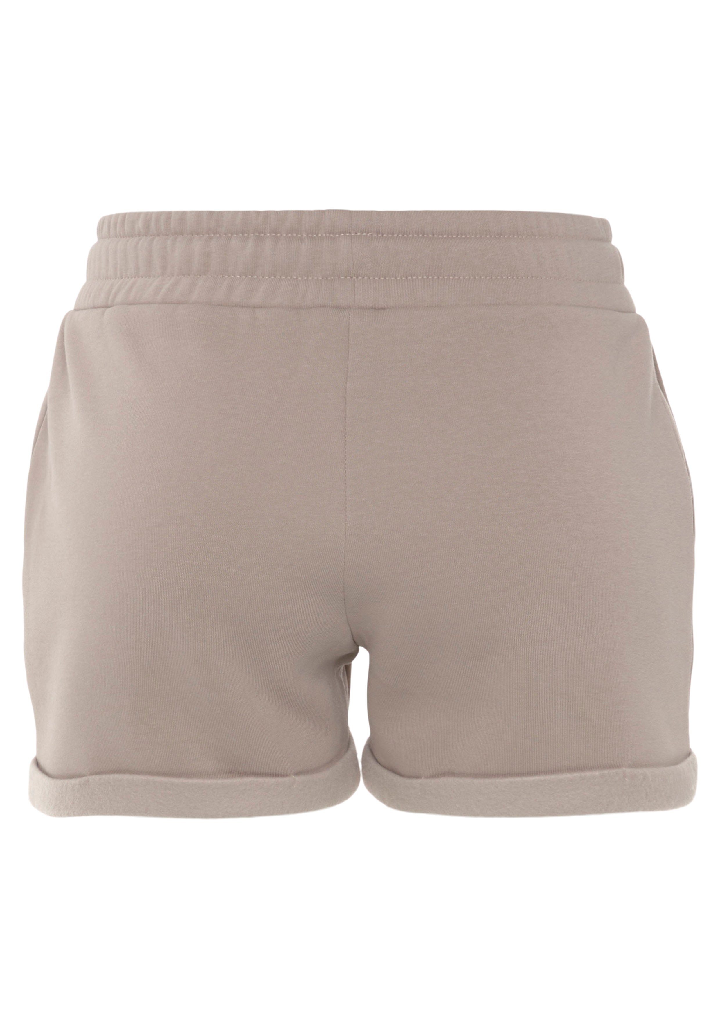 Lascana Relaxshorts - Sweatshorts - Korte broek met zijzakken en logostiksel, loungewear