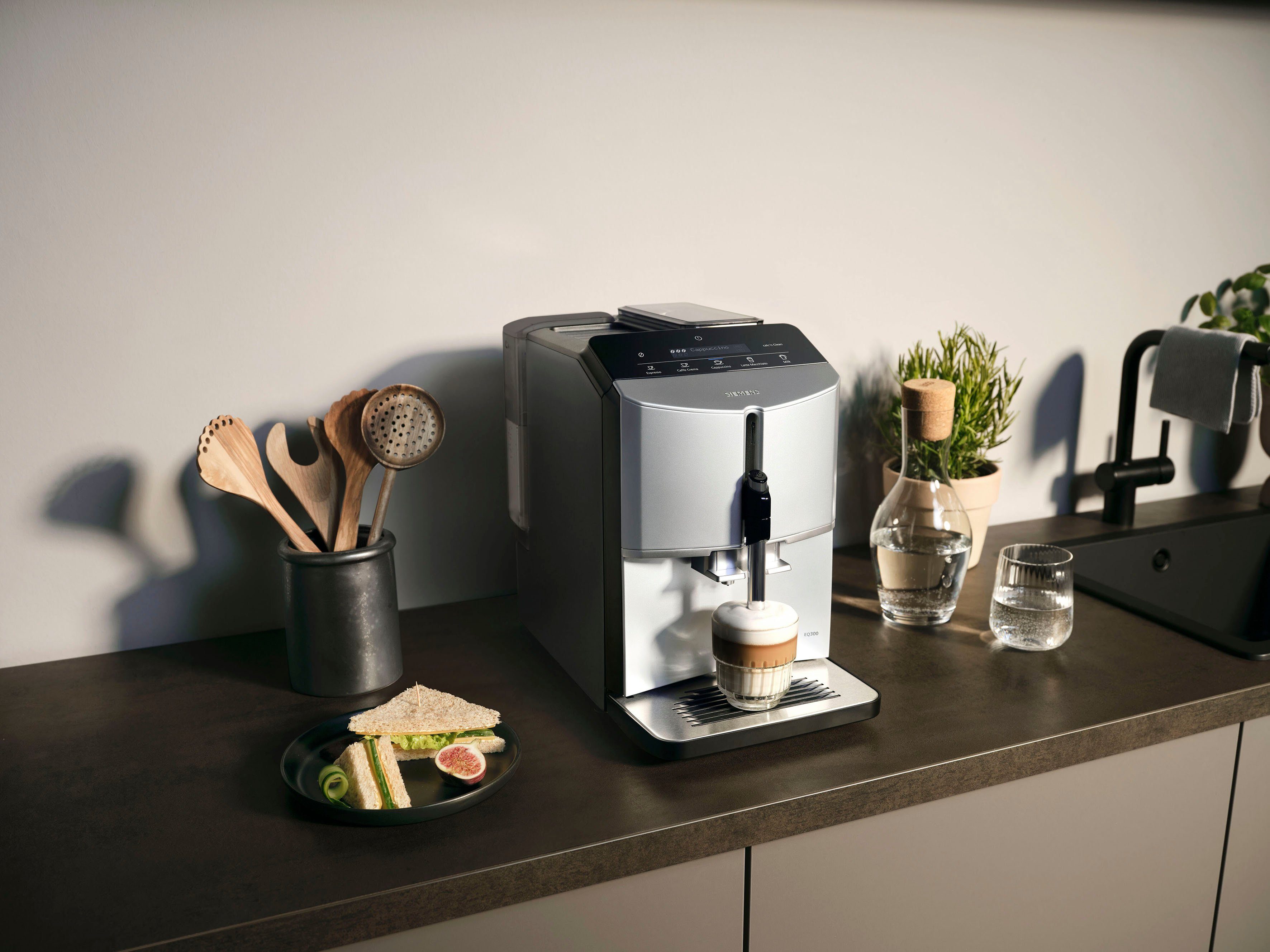 SIEMENS Volautomatisch koffiezetapparaat EQ300 TF303E01, vele koffiespecialiteiten, OneTouch-functie, gebruikersvriendelijk display, keramisch maalwerk, daylight zilver