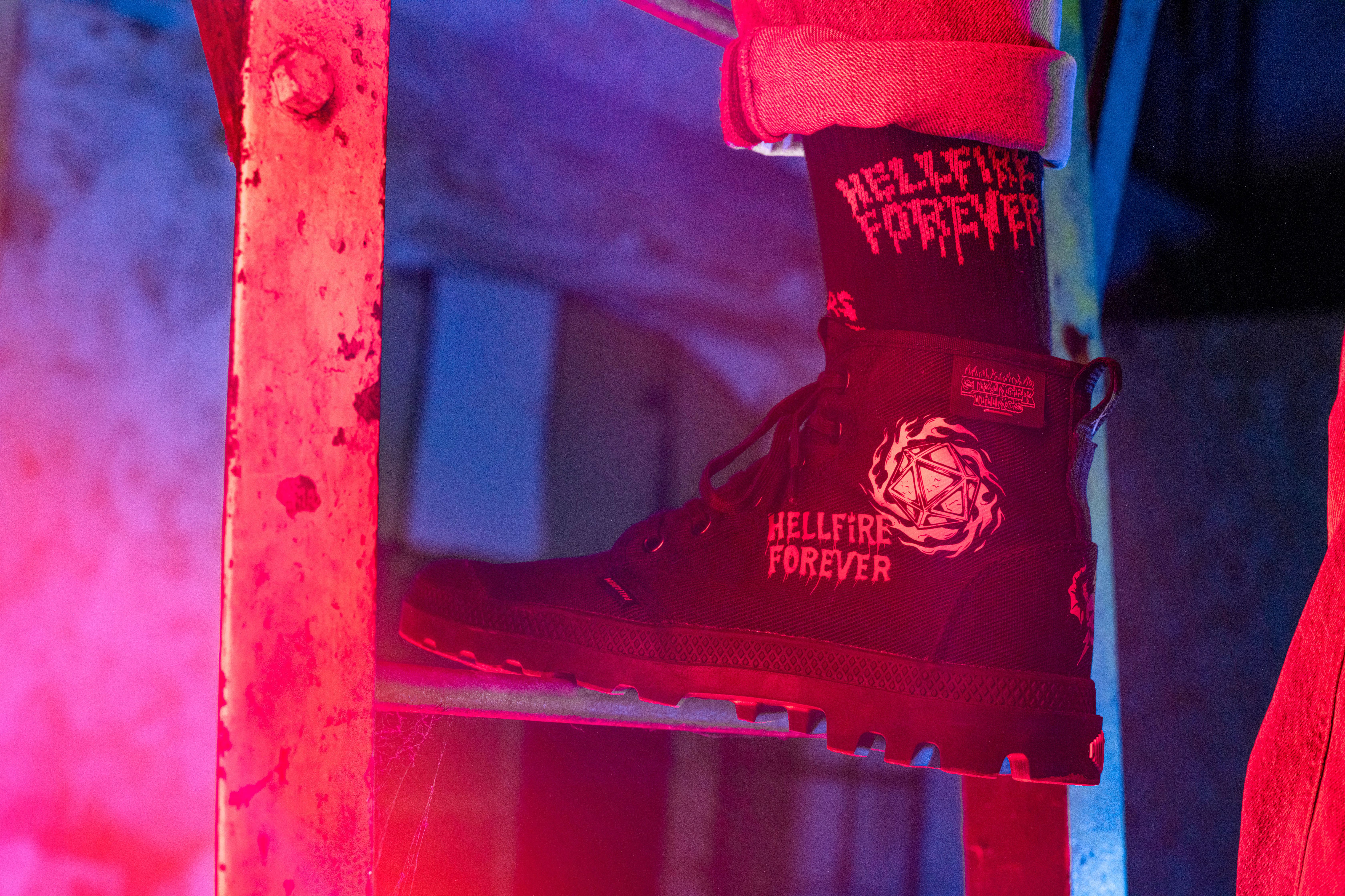 Palladium Veterschoenen STRANGER THINGS X PAMPA HELLFIRE Veterlaarzen van canvas met print