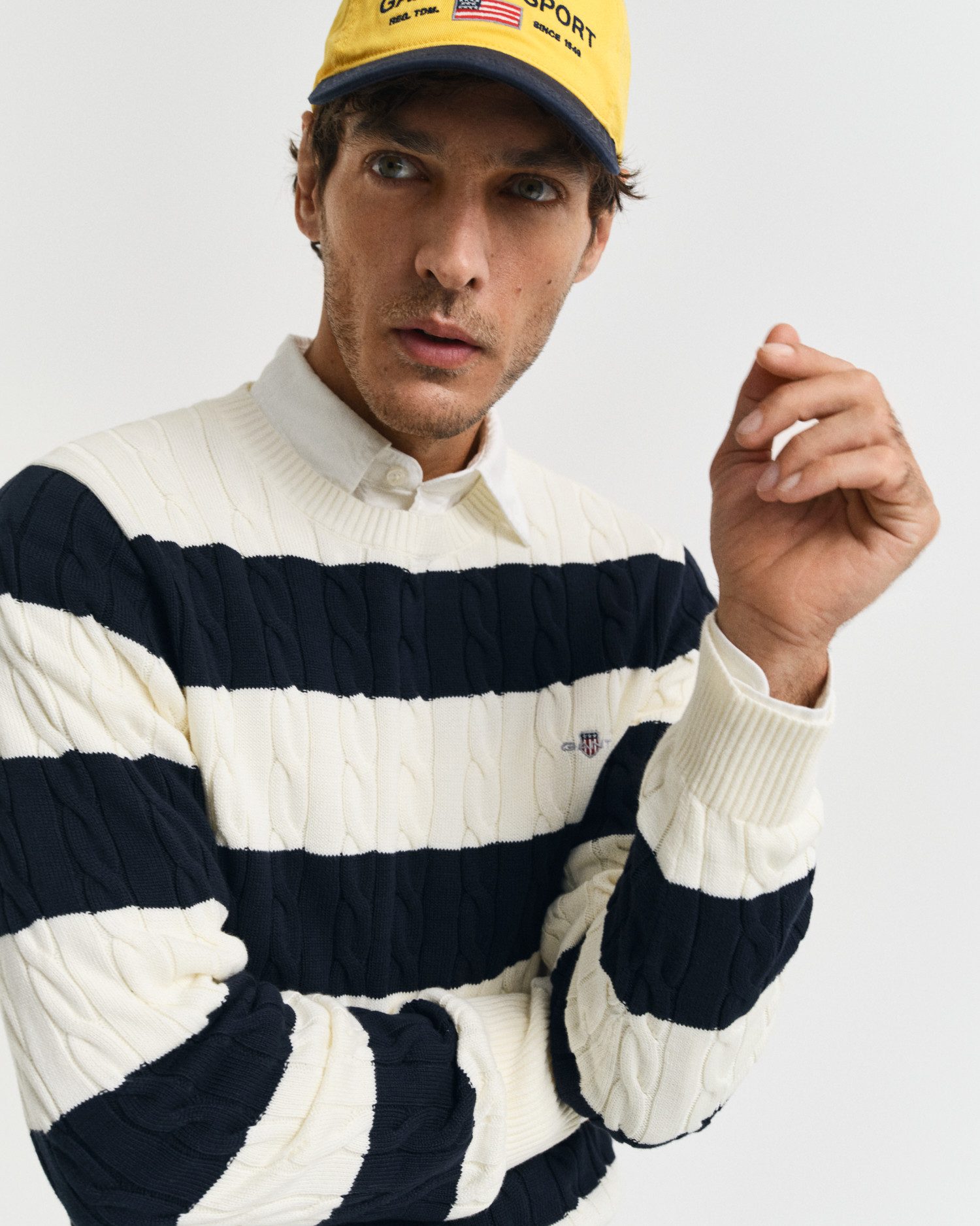 Gant Trui met ronde hals STRIPED COTTON CABLE C-NECK valt op door een doorlopend streepdesign in vlechtbreistructuur