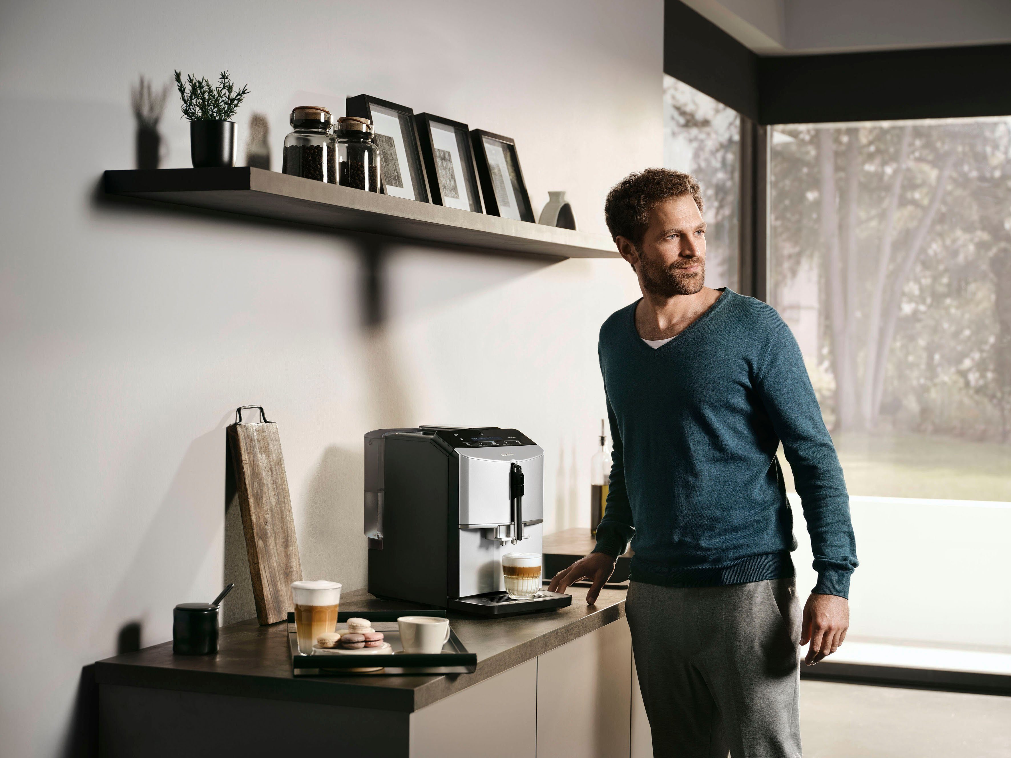 SIEMENS Volautomatisch koffiezetapparaat EQ300 TF303E01, vele koffiespecialiteiten, OneTouch-functie, gebruikersvriendelijk display, keramisch maalwerk, daylight zilver