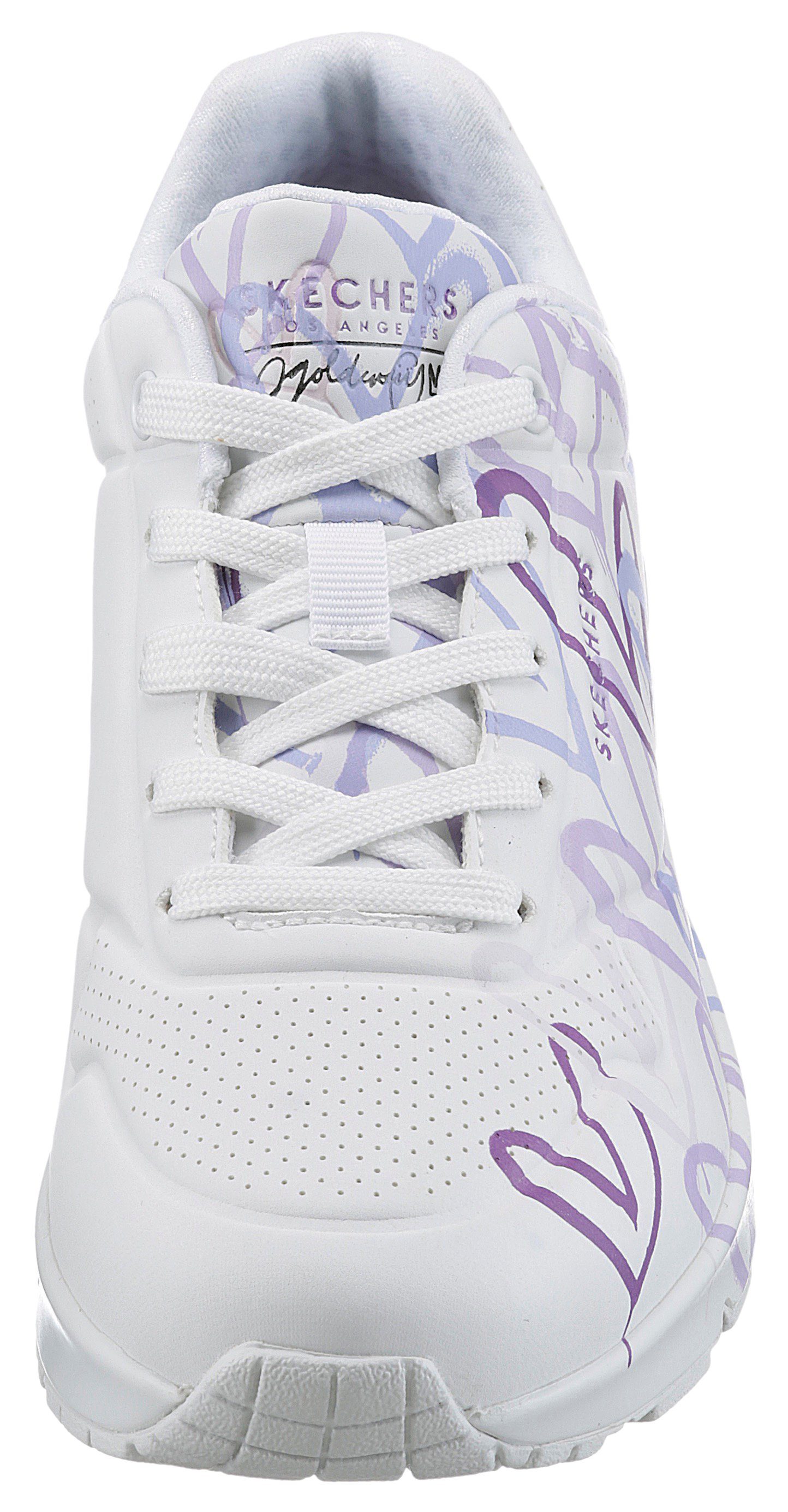 Skechers Sneakers met sleehak UNO-SPREAD THE LOVE Vrijetijdsschoen, lage schoen, veterschoen met coole graffiti-print