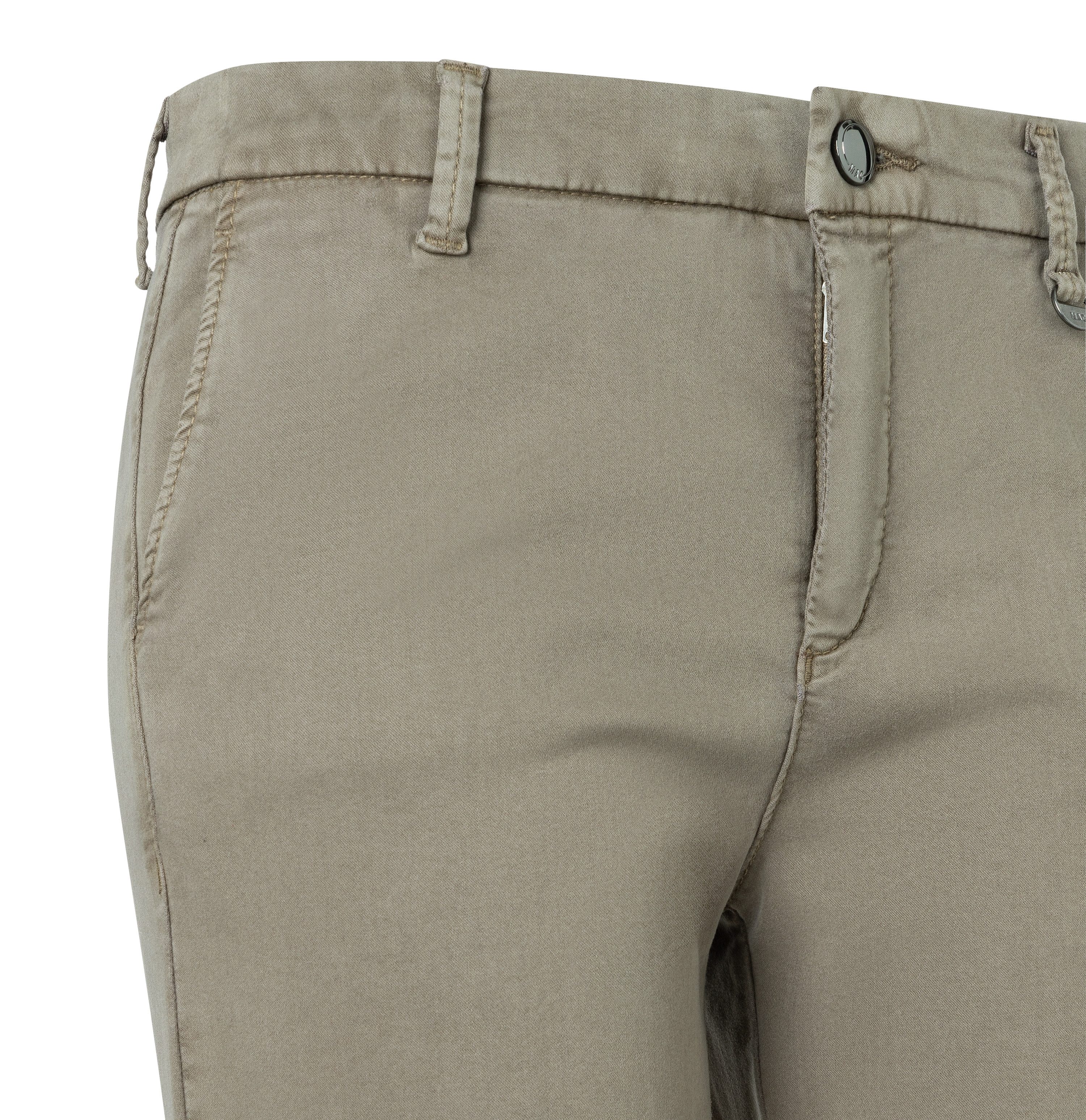 MAC Chino turn up met subtiele glans, elegant en sportief tegelijk