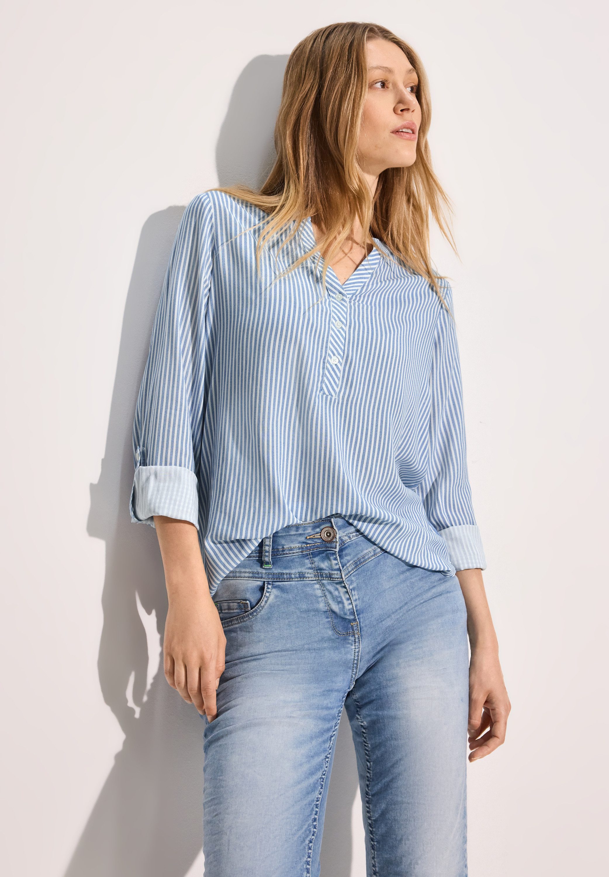 Cecil Blouse met lange mouwen gestreept en met knoopsluiting aan de v-halslijn
